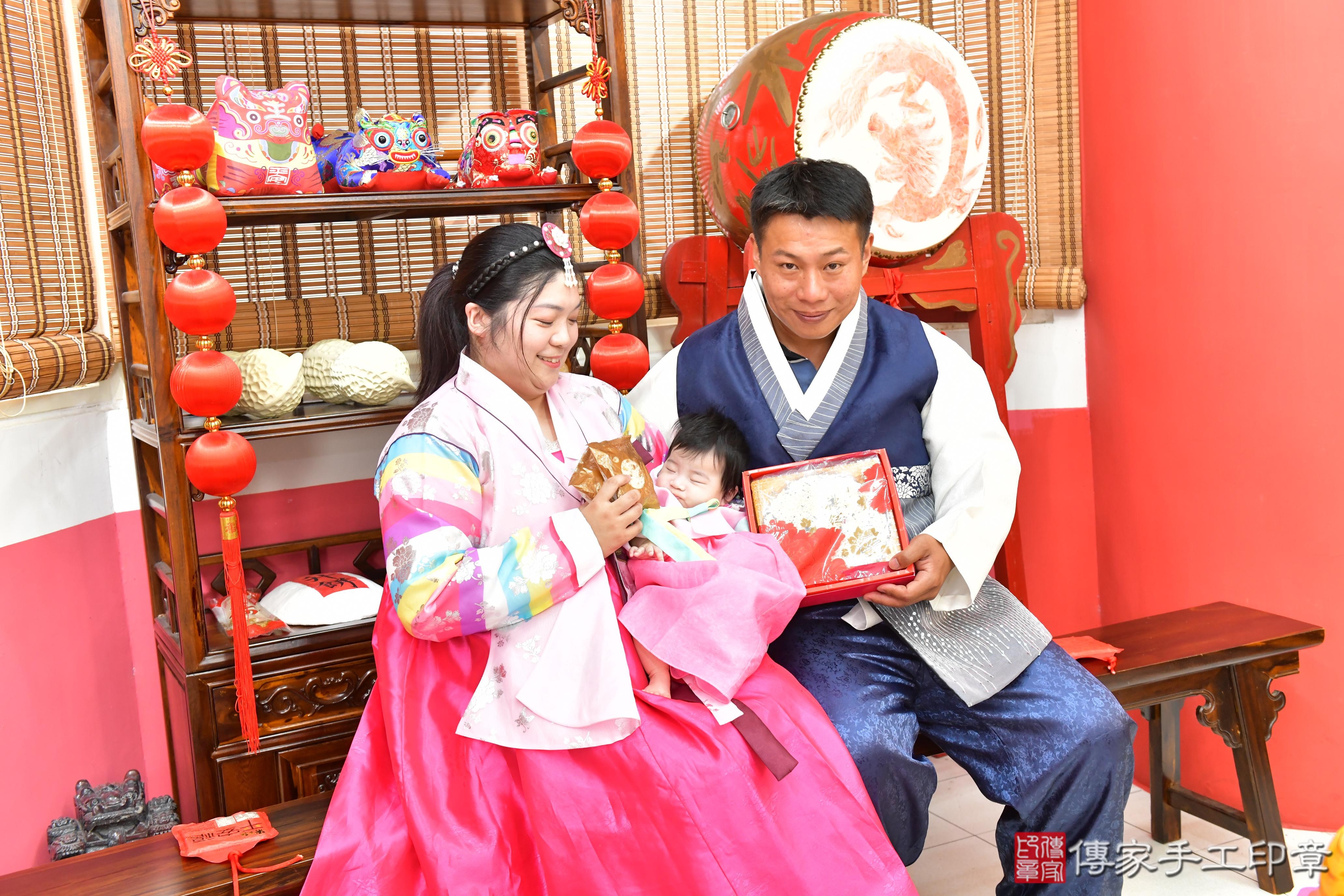 傳家手工印章高雄店、收涎、四個月、收涎餅、吉祥話、小霏寶寶、高雄市、拍照、生日快樂