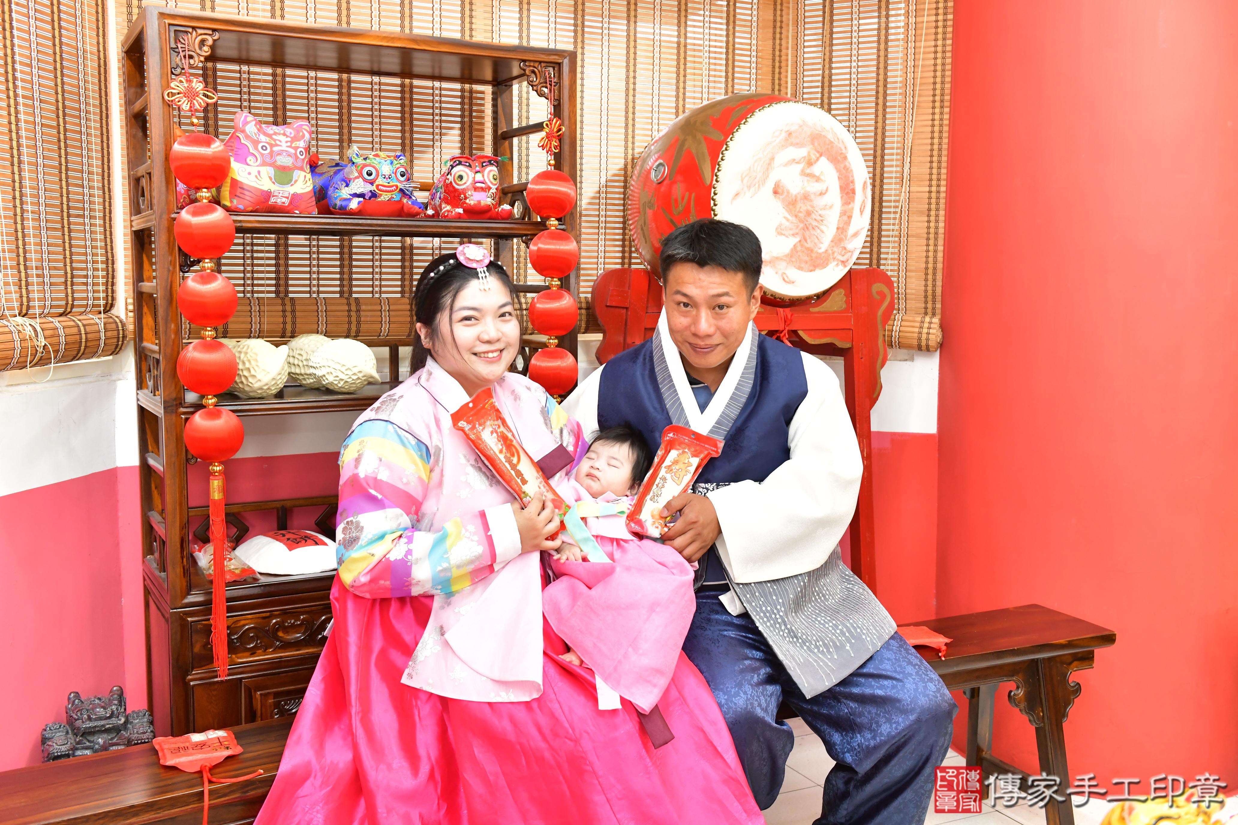 傳家手工印章高雄店、收涎、四個月、收涎餅、吉祥話、小霏寶寶、高雄市、拍照、生日快樂