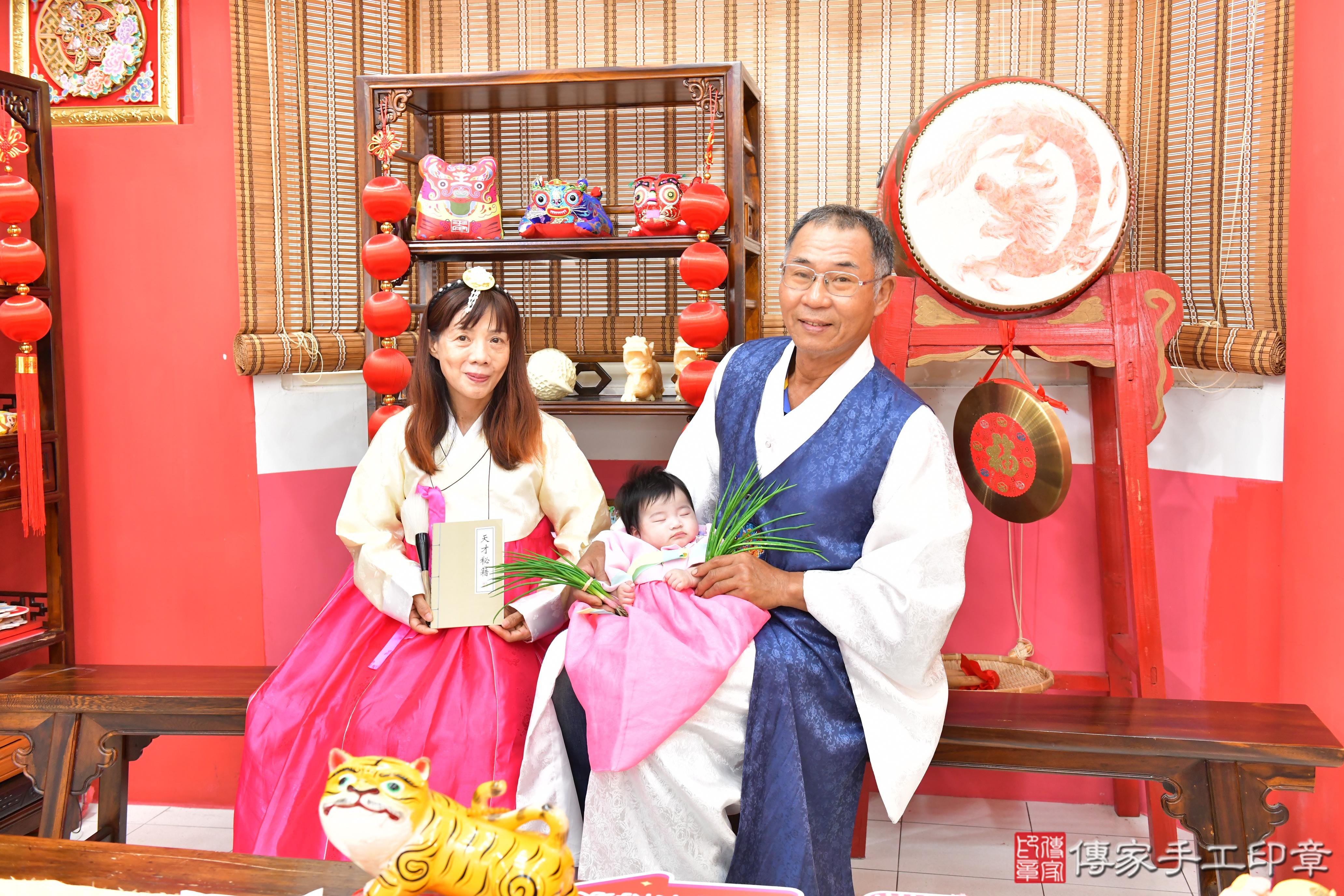 傳家手工印章高雄店、收涎、四個月、收涎餅、吉祥話、小霏寶寶、高雄市、拍照、生日快樂