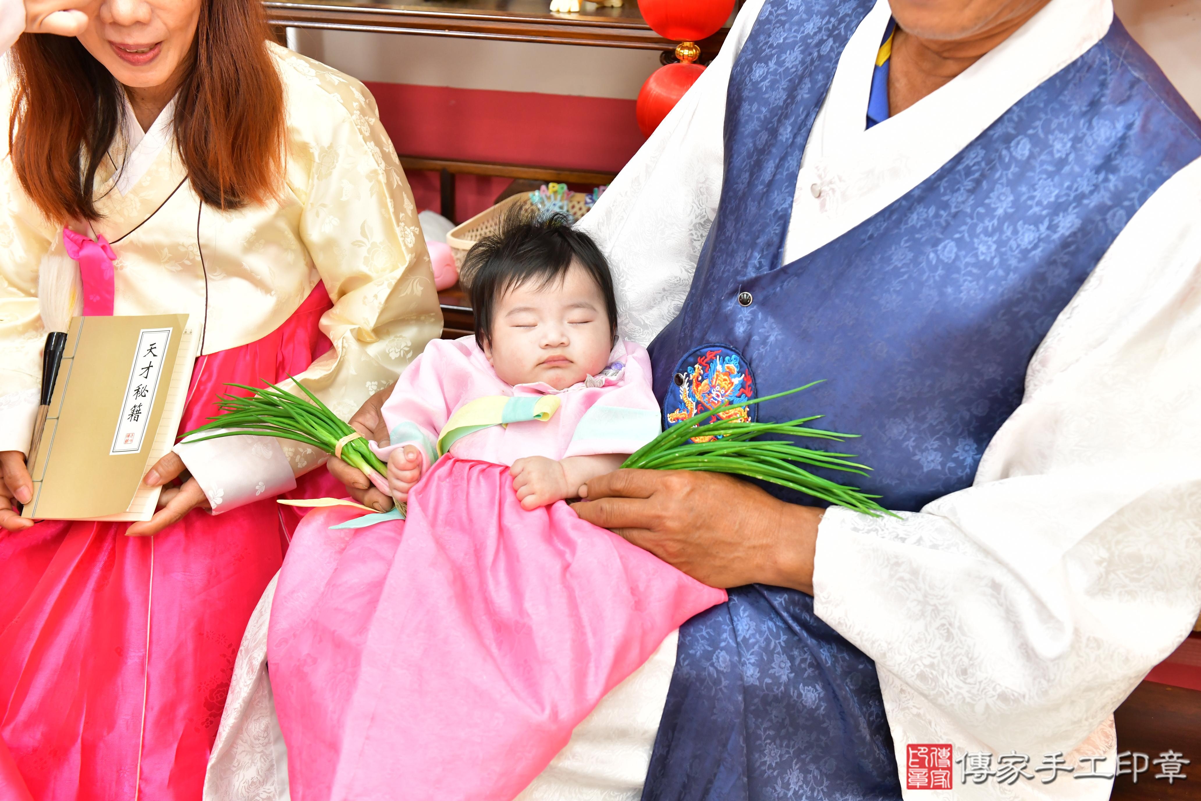傳家手工印章高雄店、收涎、四個月、收涎餅、吉祥話、小霏寶寶、高雄市、拍照、生日快樂