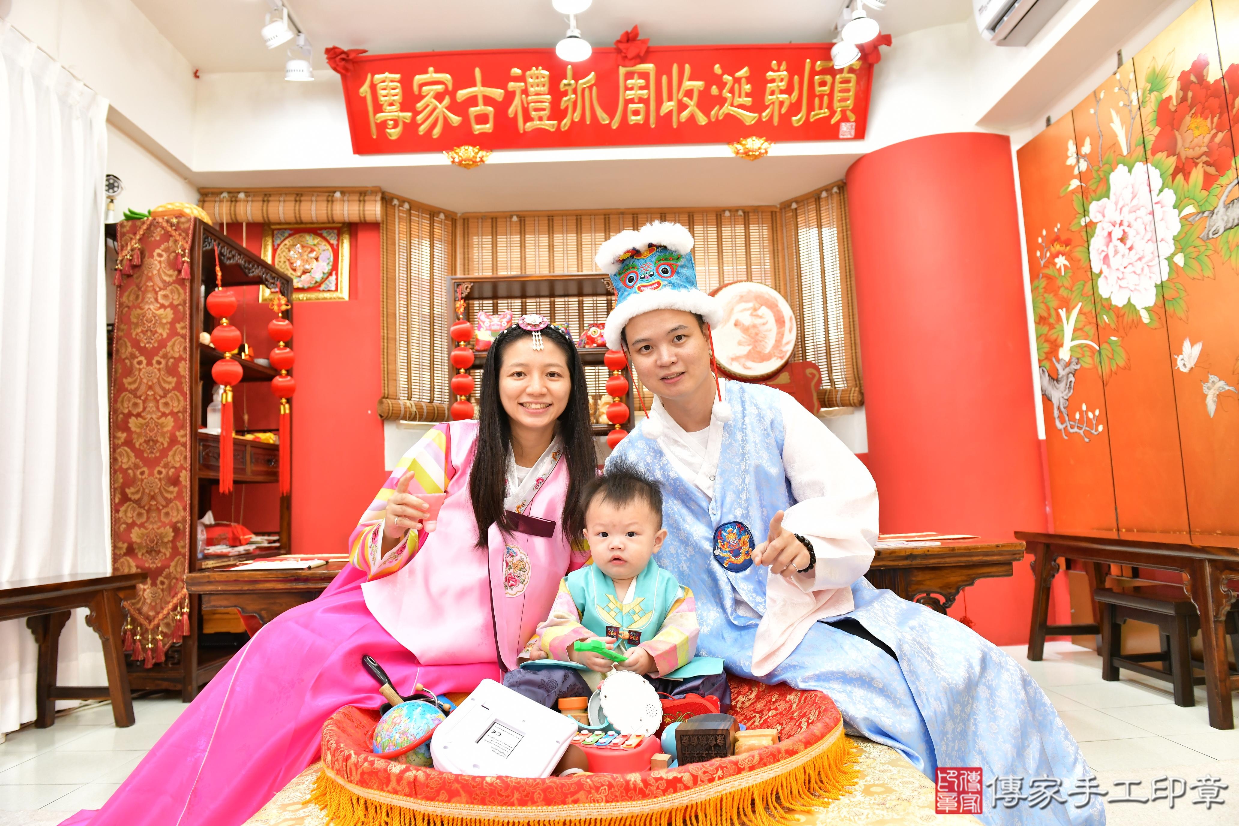 傳家手工印章高雄店、抓周、度晬、中國風會場、抓周道具物品、抓周證書、滿周歲、小宇寶寶、高雄市、拍照、生日快樂