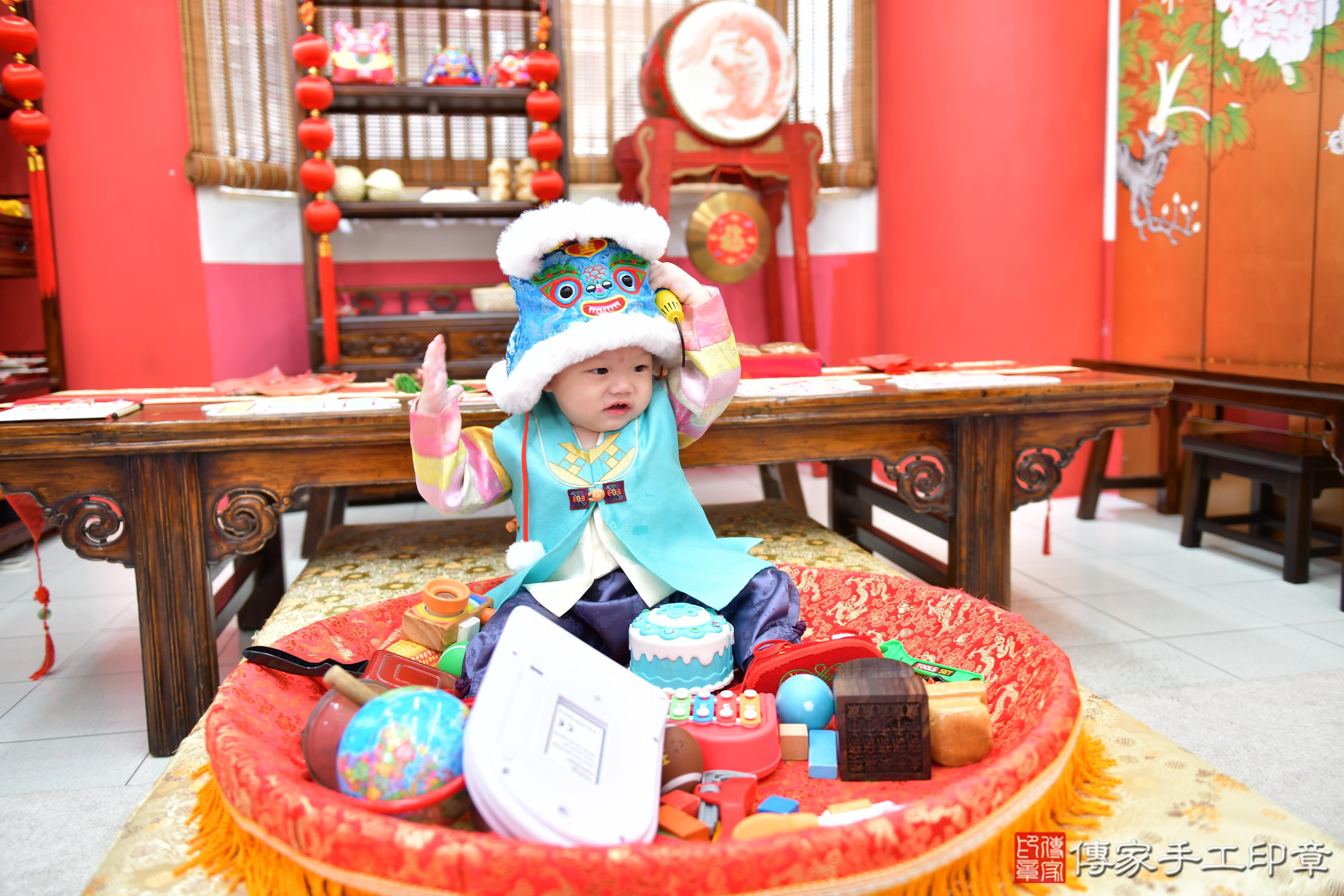 傳家手工印章高雄店、抓周、度晬、中國風會場、抓周道具物品、抓周證書、滿周歲、小宇寶寶、高雄市、拍照、生日快樂