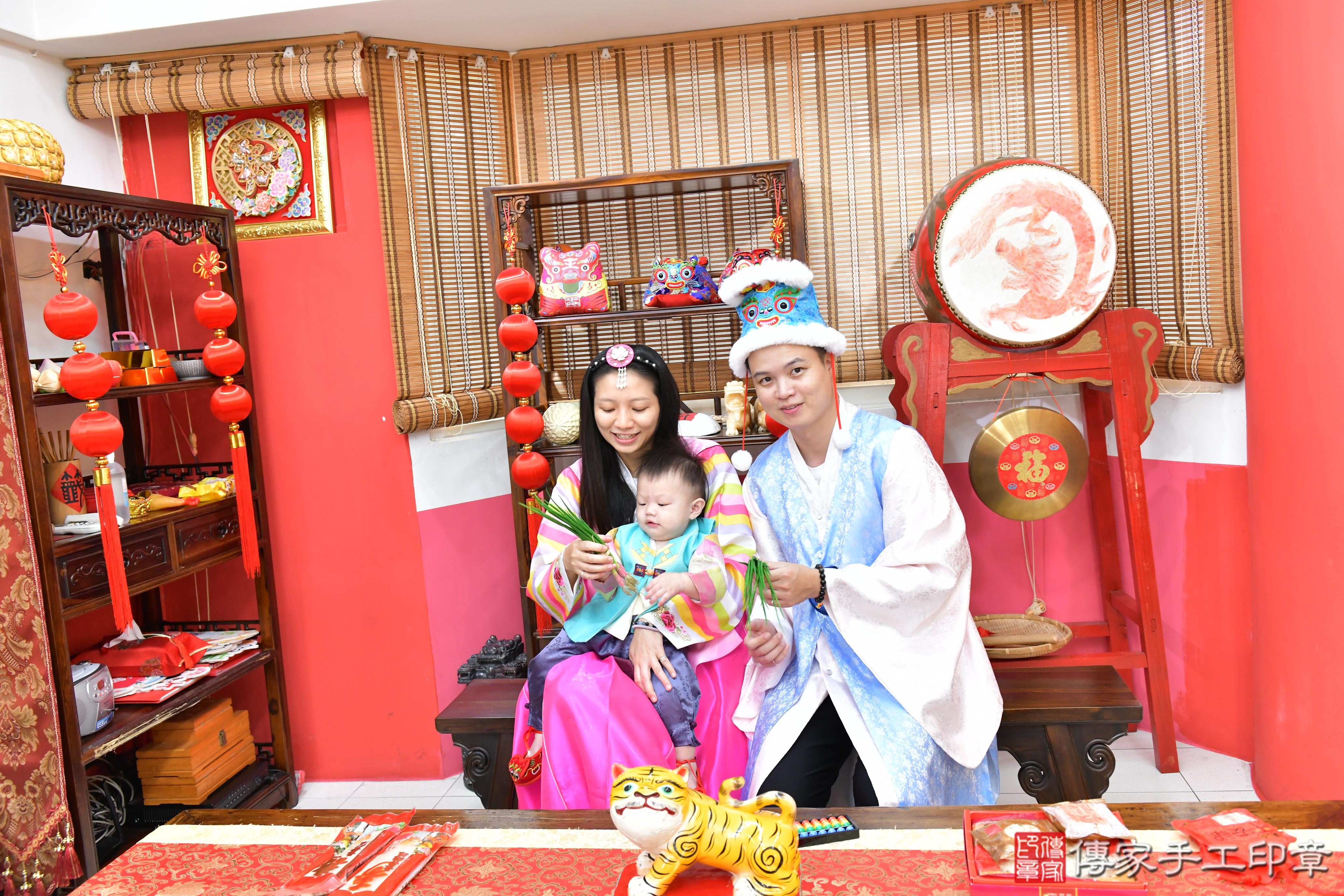 傳家手工印章高雄店、抓周、度晬、中國風會場、抓周道具物品、抓周證書、滿周歲、小宇寶寶、高雄市、拍照、生日快樂