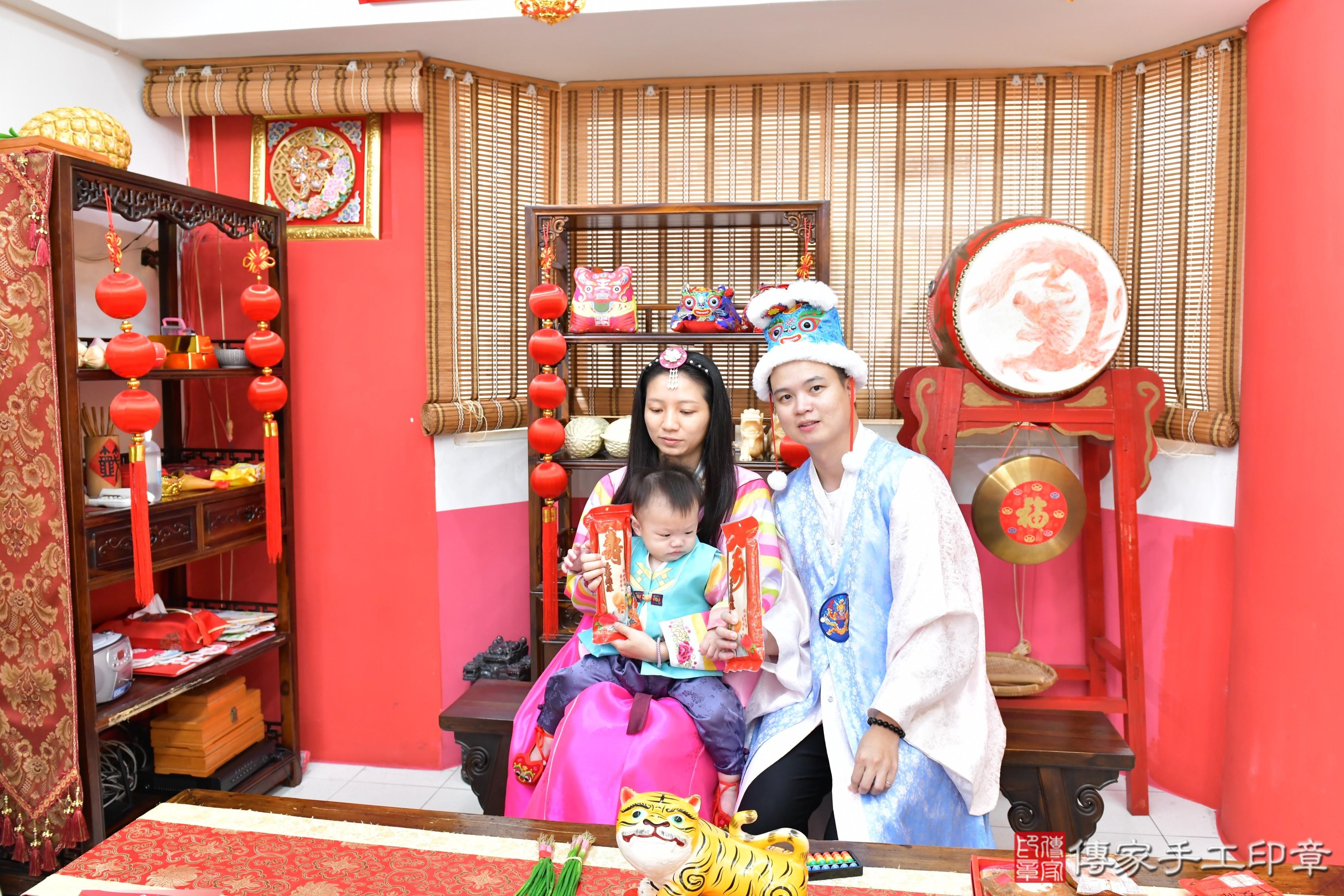 傳家手工印章高雄店、抓周、度晬、中國風會場、抓周道具物品、抓周證書、滿周歲、小宇寶寶、高雄市、拍照、生日快樂