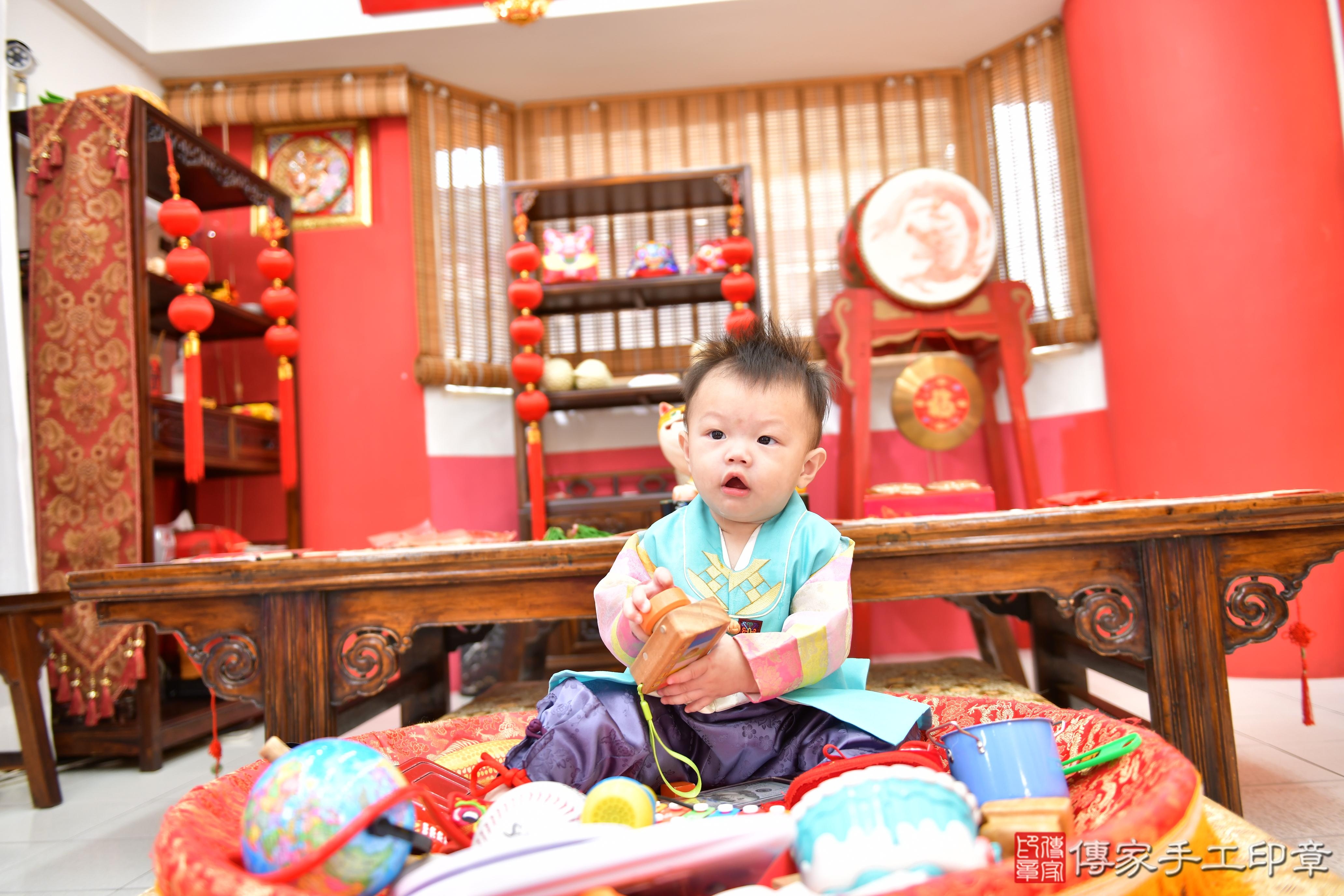 傳家手工印章高雄店、抓周、度晬、中國風會場、抓周道具物品、抓周證書、滿周歲、小宇寶寶、高雄市、拍照、生日快樂
