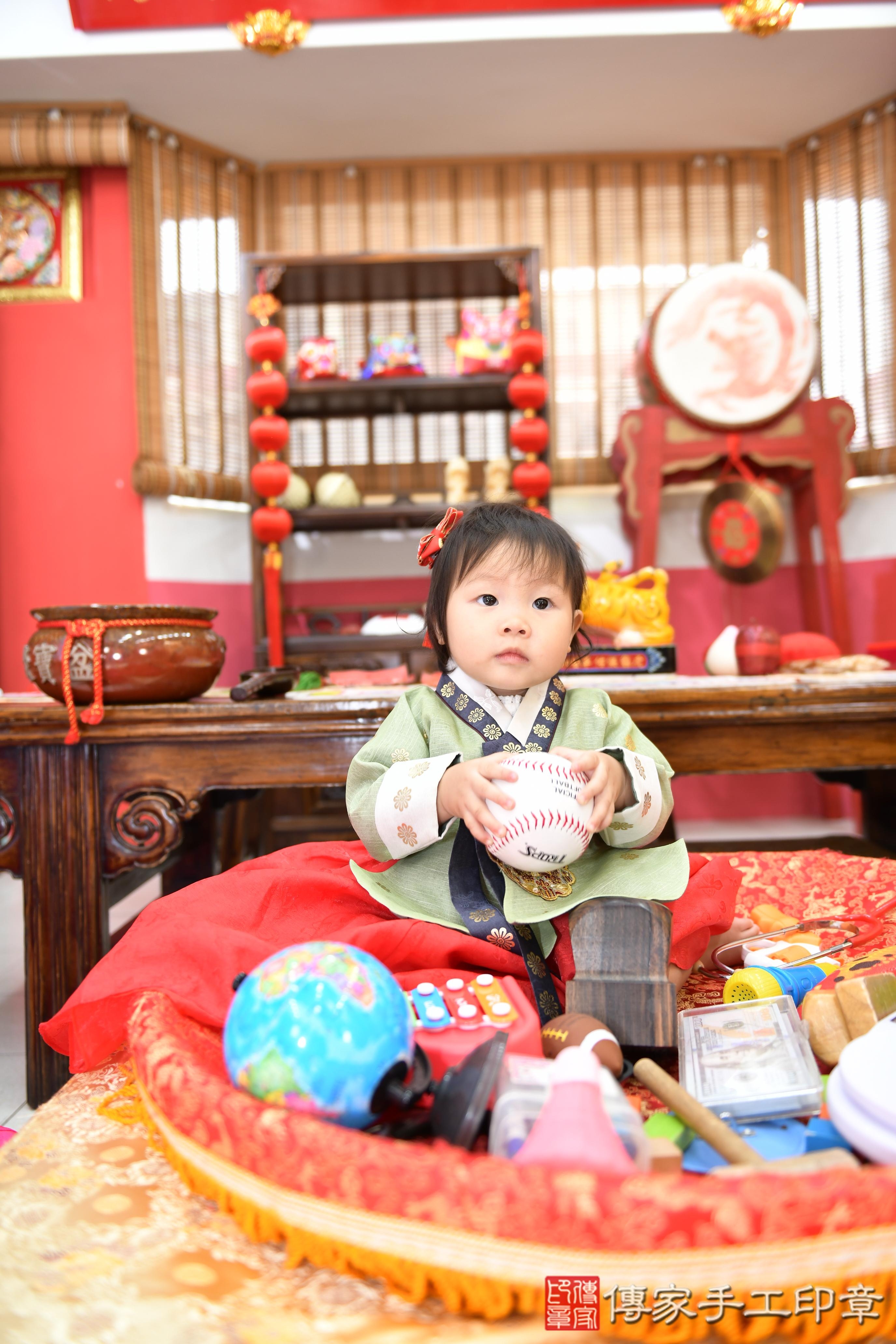 傳家手工印章高雄店、抓周、度晬、中國風會場、抓周道具物品、抓周證書、滿周歲、霓霓寶寶、高雄市、拍照、生日快樂