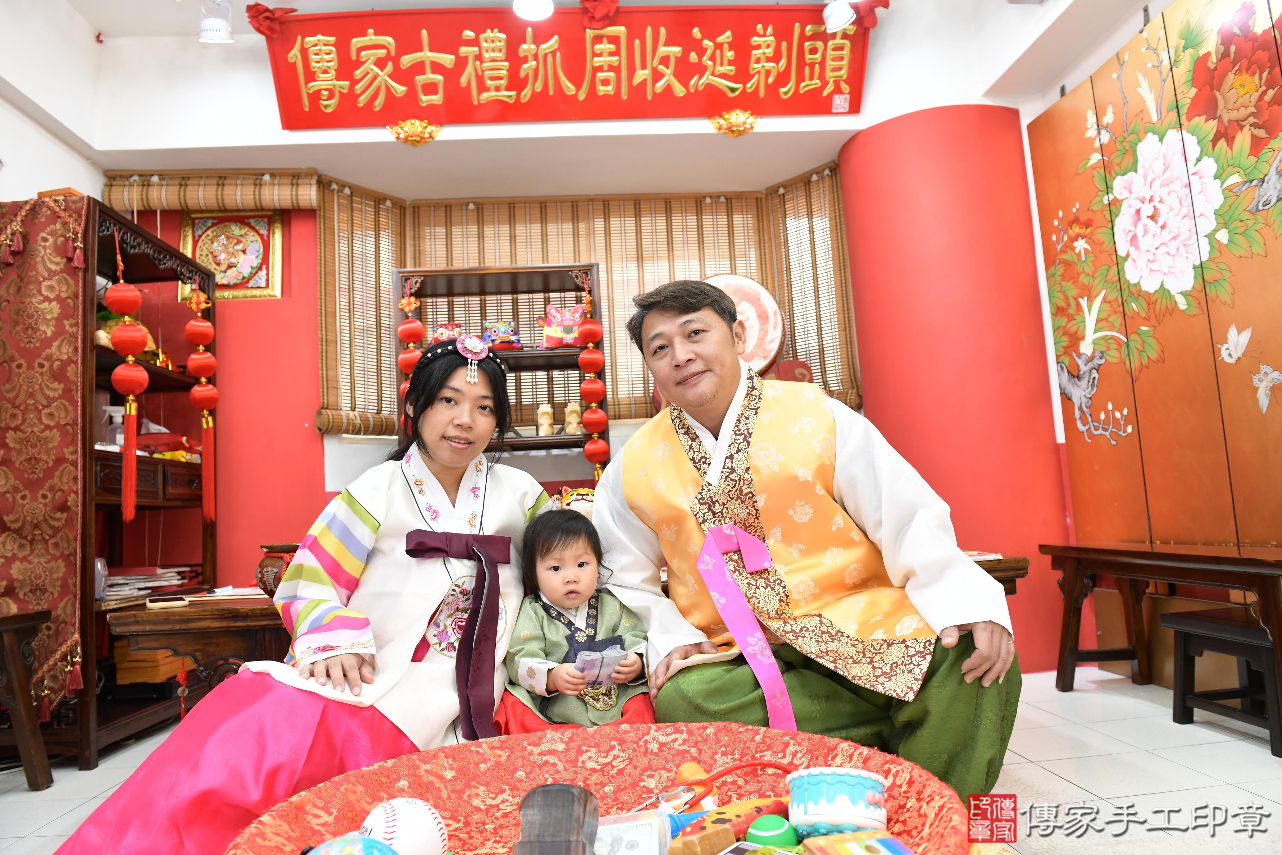 傳家手工印章高雄店、抓周、度晬、中國風會場、抓周道具物品、抓周證書、滿周歲、霓霓寶寶、高雄市、拍照、生日快樂