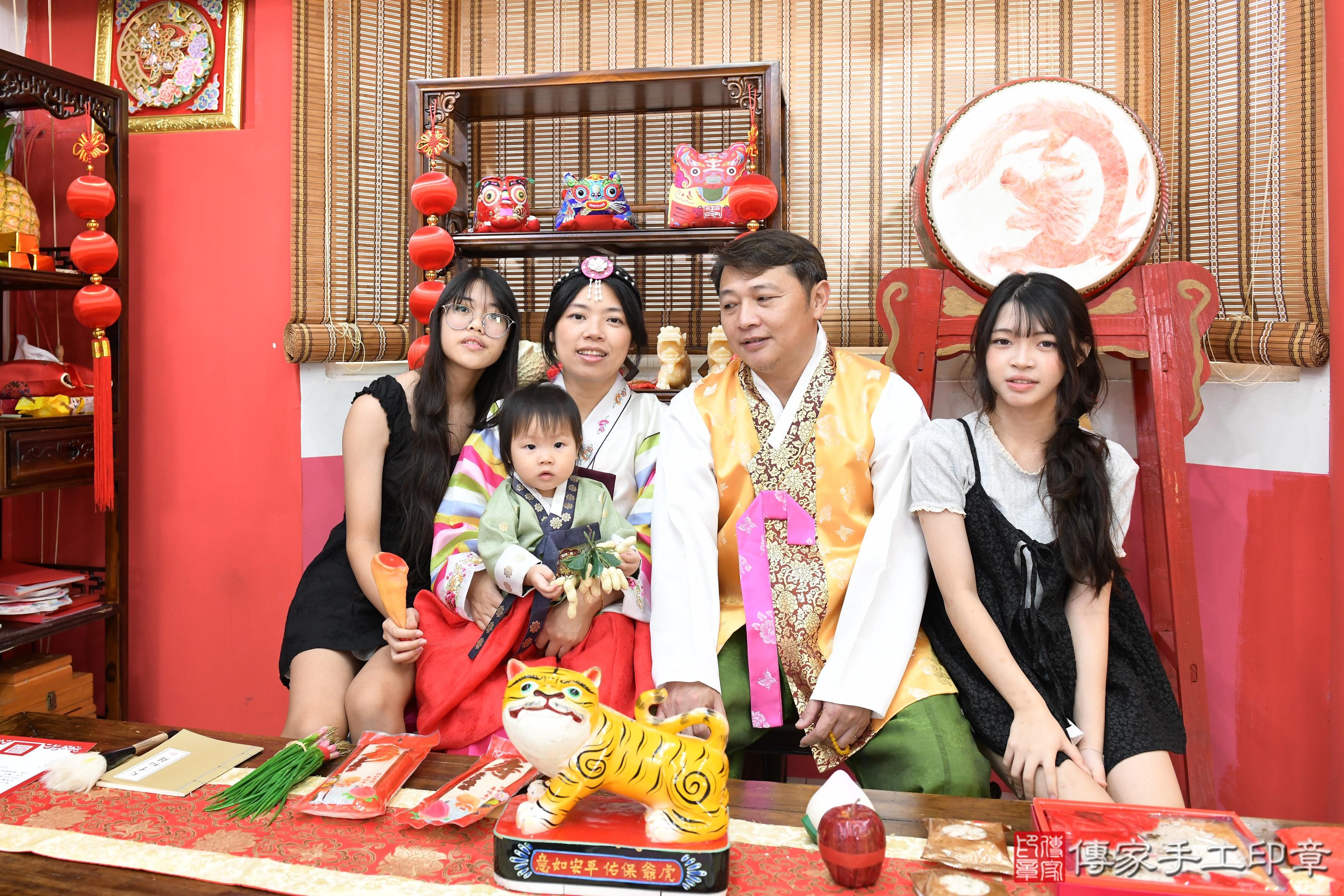 傳家手工印章高雄店、抓周、度晬、中國風會場、抓周道具物品、抓周證書、滿周歲、霓霓寶寶、高雄市、拍照、生日快樂