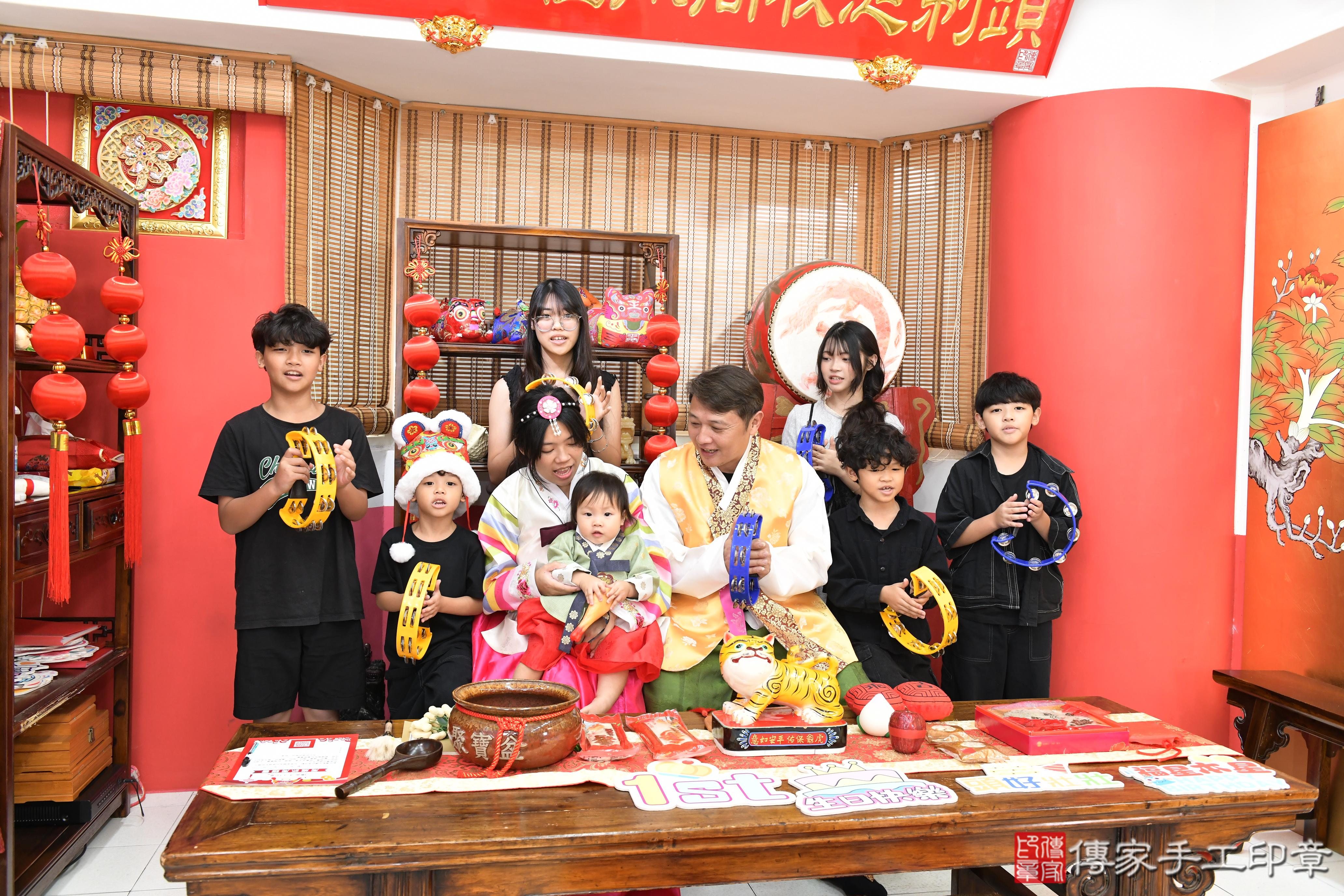 傳家手工印章高雄店、抓周、度晬、中國風會場、抓周道具物品、抓周證書、滿周歲、霓霓寶寶、高雄市、拍照、生日快樂
