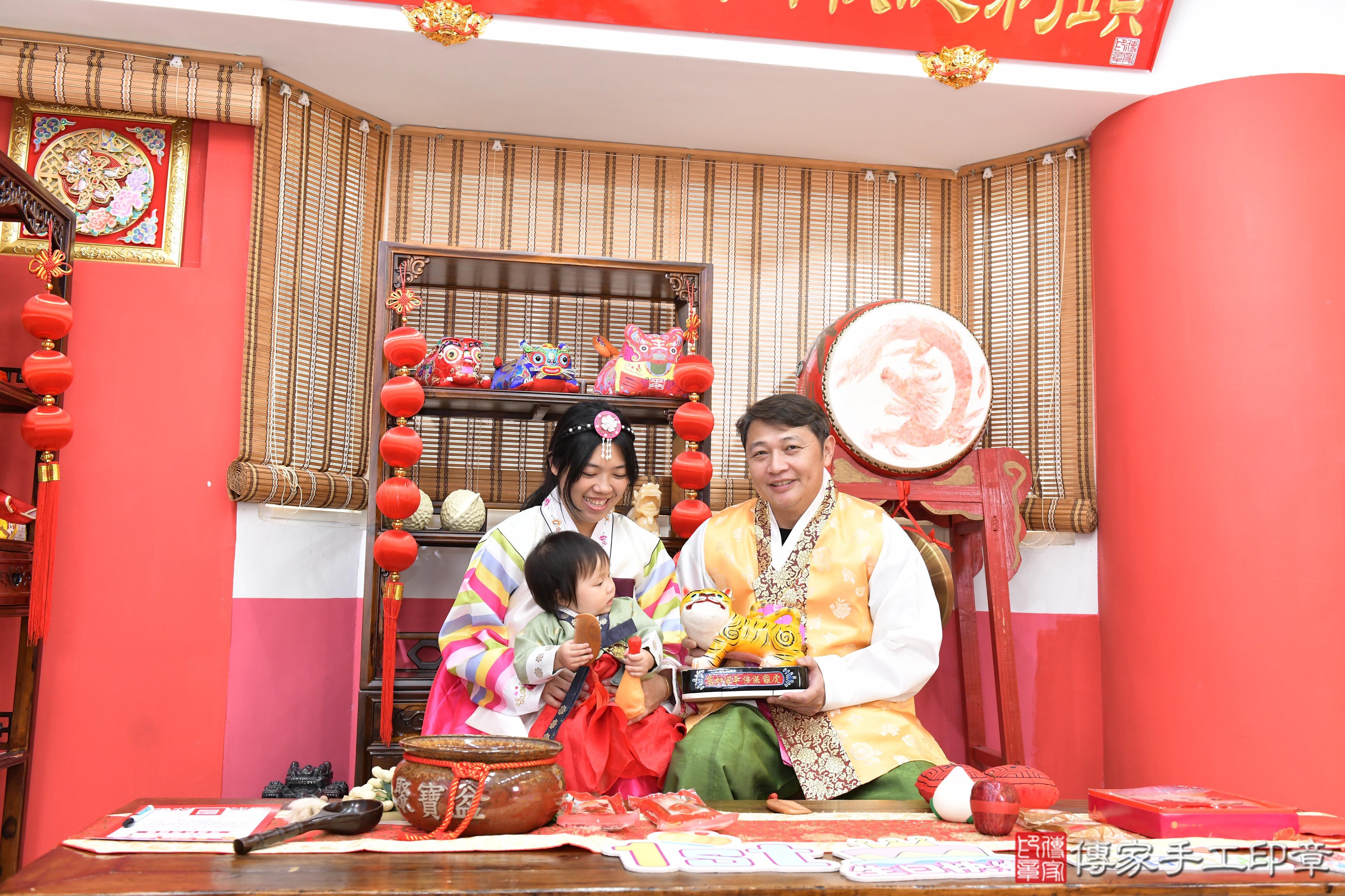 傳家手工印章高雄店、抓周、度晬、中國風會場、抓周道具物品、抓周證書、滿周歲、霓霓寶寶、高雄市、拍照、生日快樂
