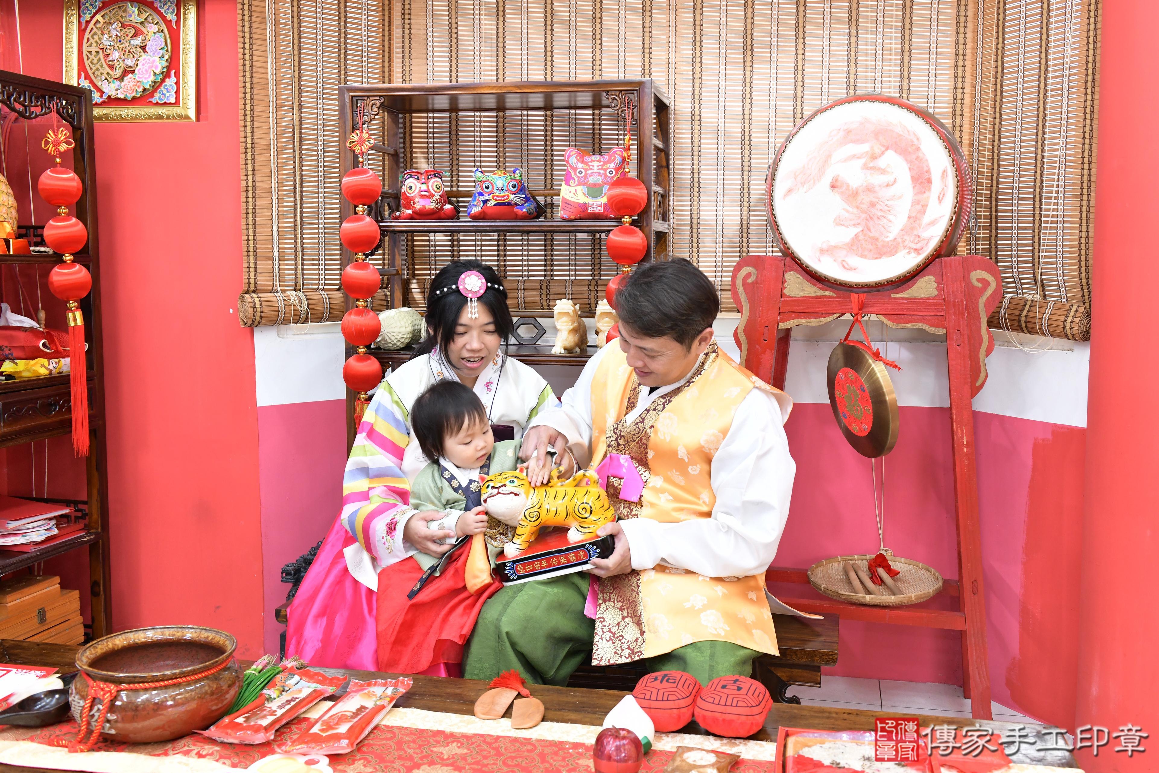傳家手工印章高雄店、抓周、度晬、中國風會場、抓周道具物品、抓周證書、滿周歲、霓霓寶寶、高雄市、拍照、生日快樂