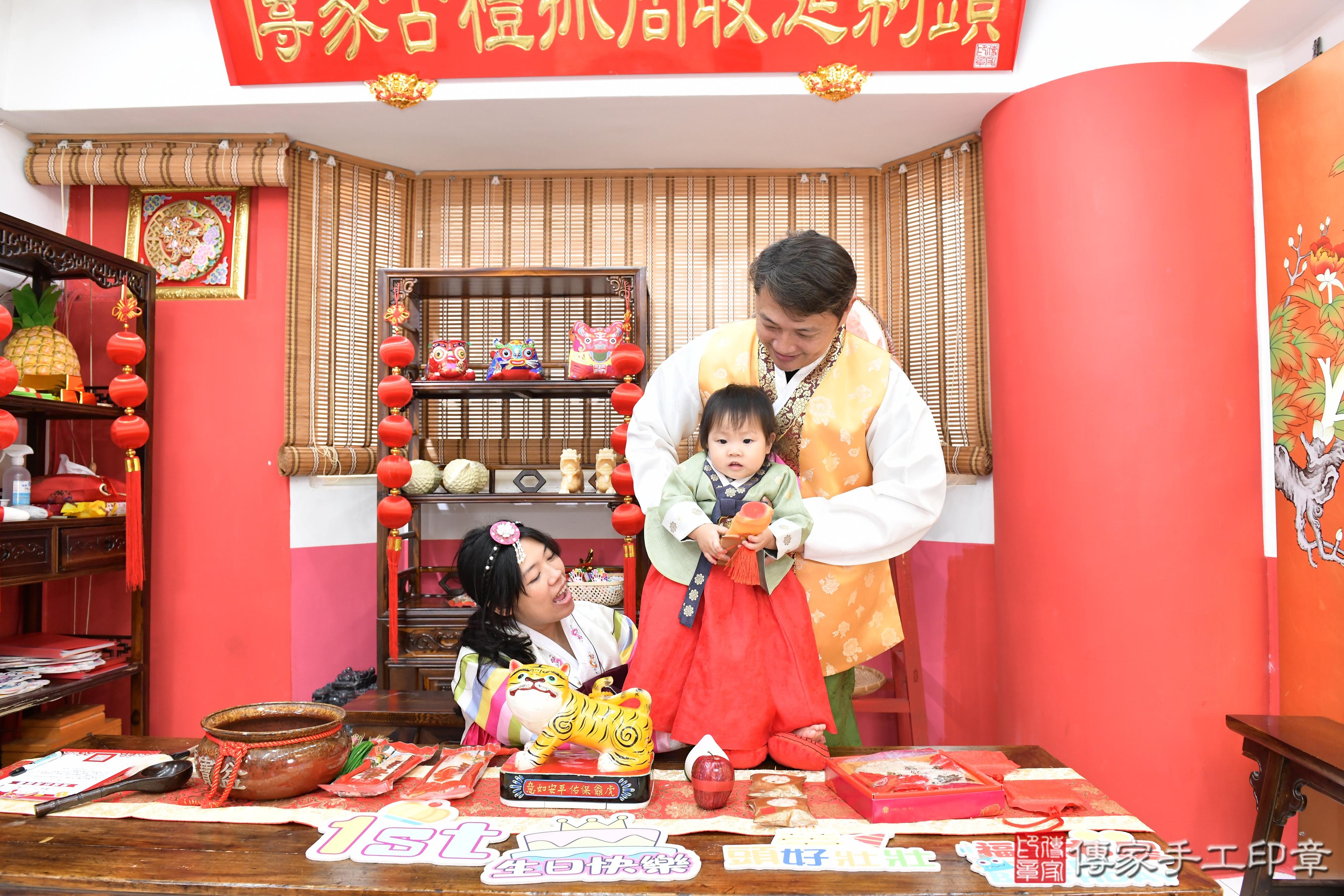傳家手工印章高雄店、抓周、度晬、中國風會場、抓周道具物品、抓周證書、滿周歲、霓霓寶寶、高雄市、拍照、生日快樂