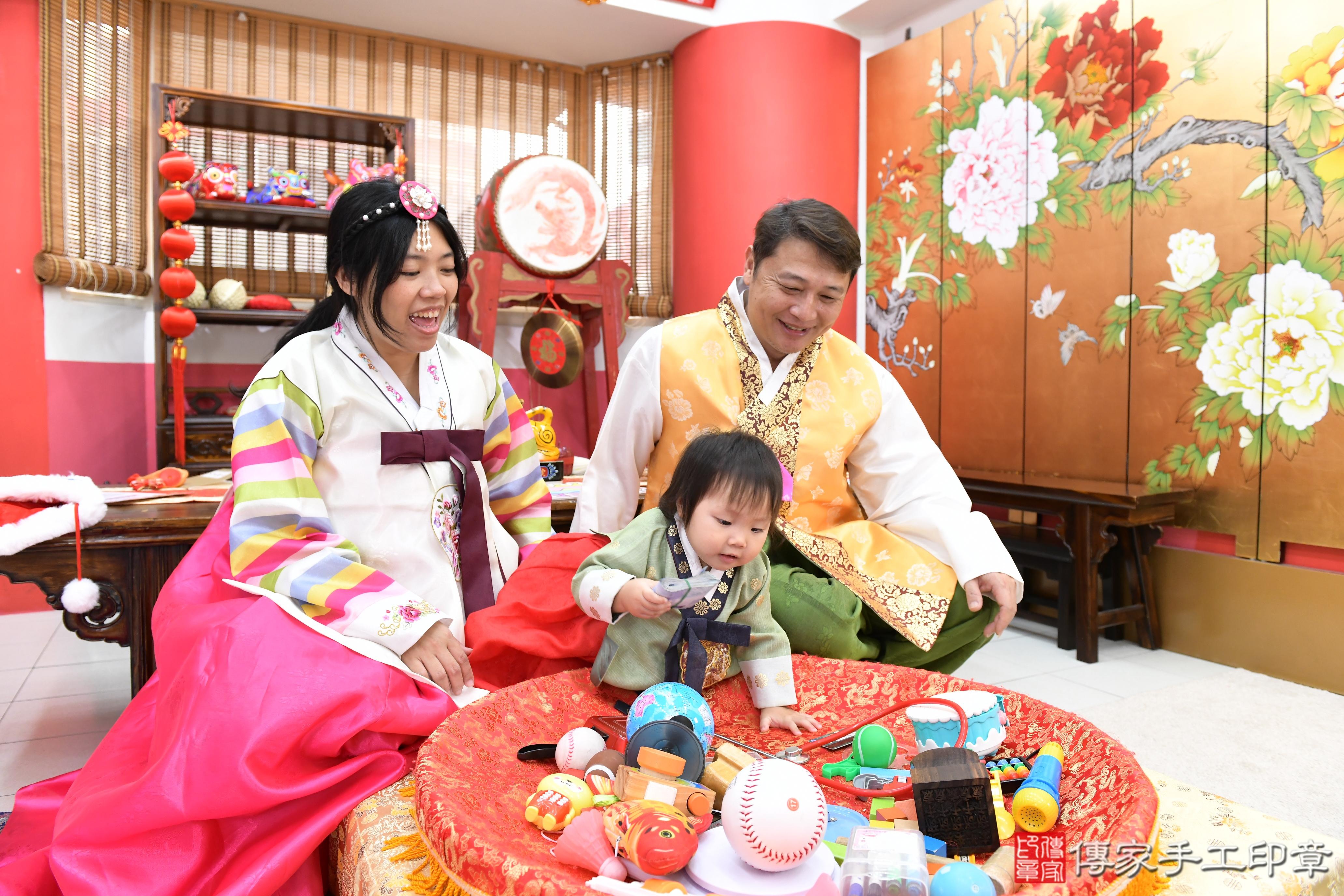 傳家手工印章高雄店、抓周、度晬、中國風會場、抓周道具物品、抓周證書、滿周歲、霓霓寶寶、高雄市、拍照、生日快樂
