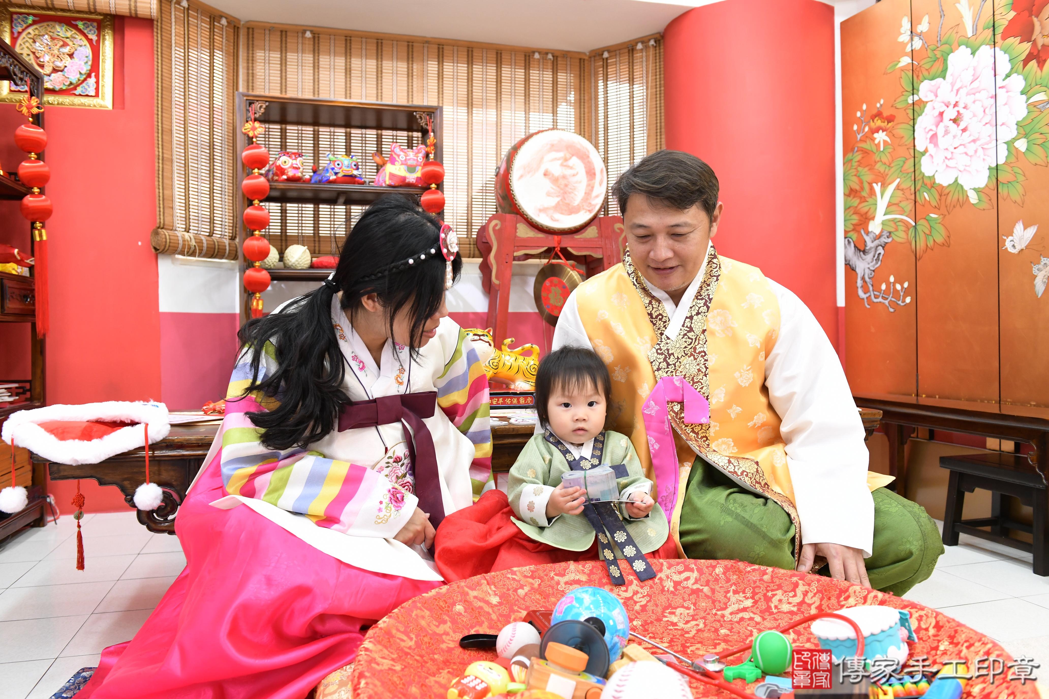 傳家手工印章高雄店、抓周、度晬、中國風會場、抓周道具物品、抓周證書、滿周歲、霓霓寶寶、高雄市、拍照、生日快樂