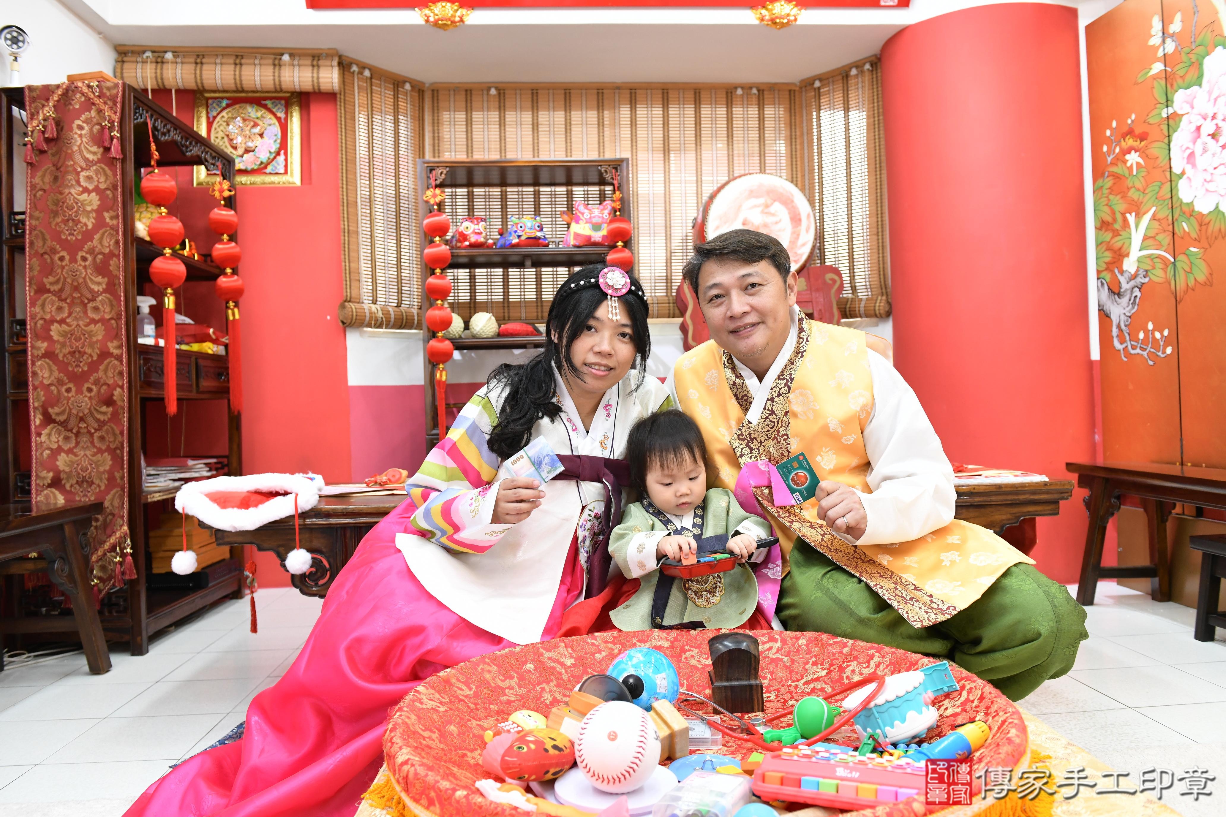 傳家手工印章高雄店、抓周、度晬、中國風會場、抓周道具物品、抓周證書、滿周歲、霓霓寶寶、高雄市、拍照、生日快樂