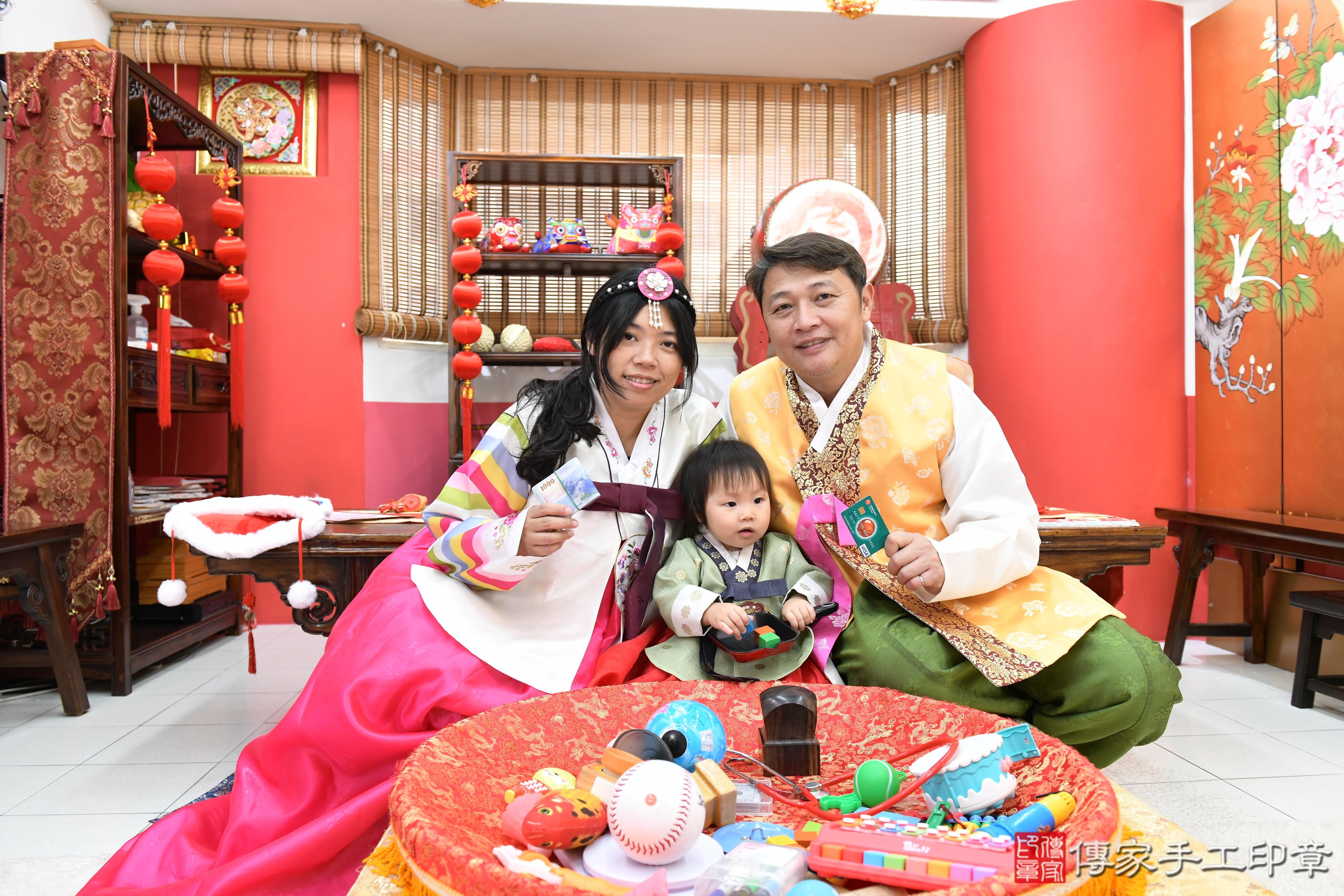 傳家手工印章高雄店、抓周、度晬、中國風會場、抓周道具物品、抓周證書、滿周歲、霓霓寶寶、高雄市、拍照、生日快樂