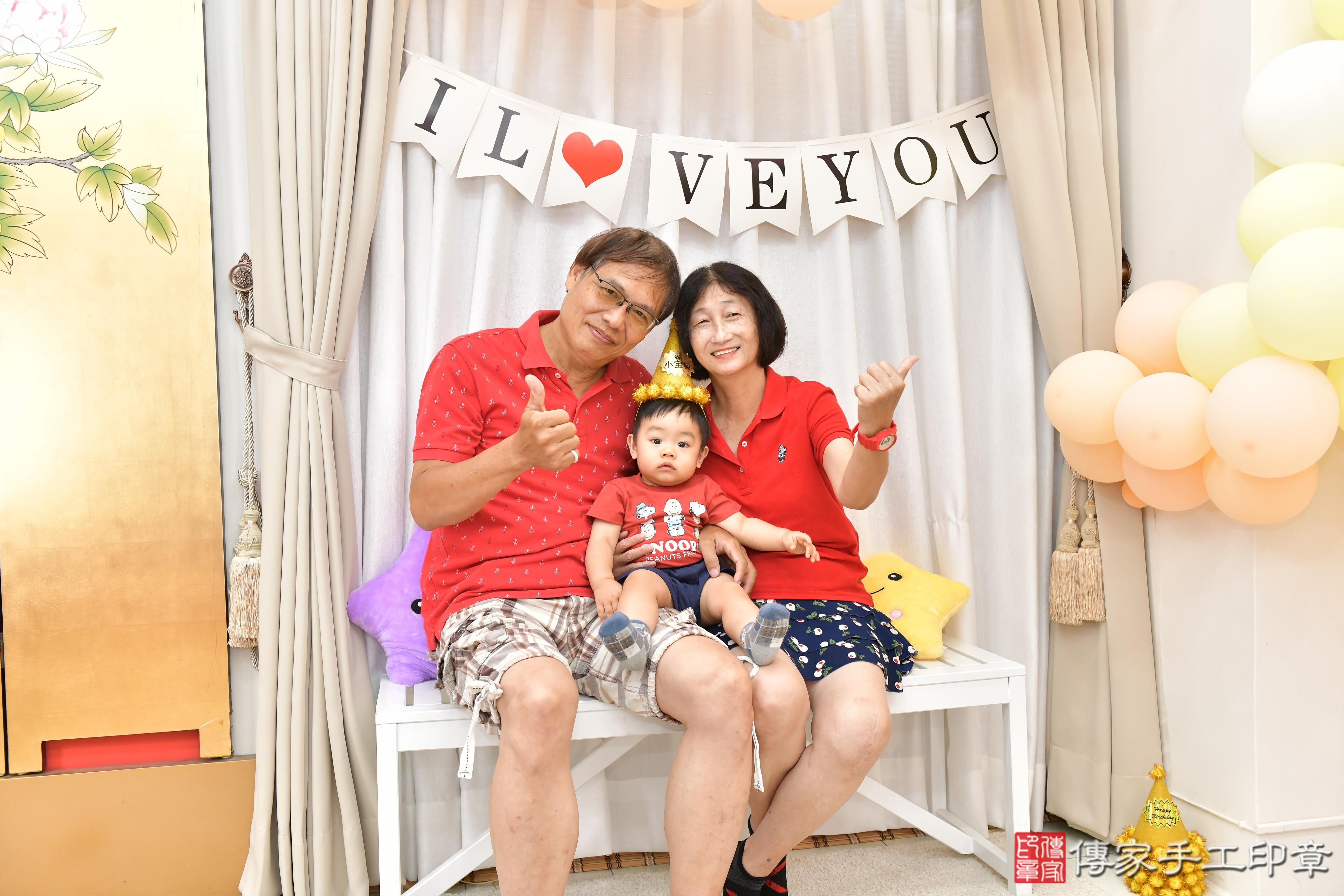 傳家手工印章高雄店、抓周、度晬、中國風會場、抓周道具物品、抓周證書、滿周歲、頡頡寶寶、高雄市、拍照、生日快樂