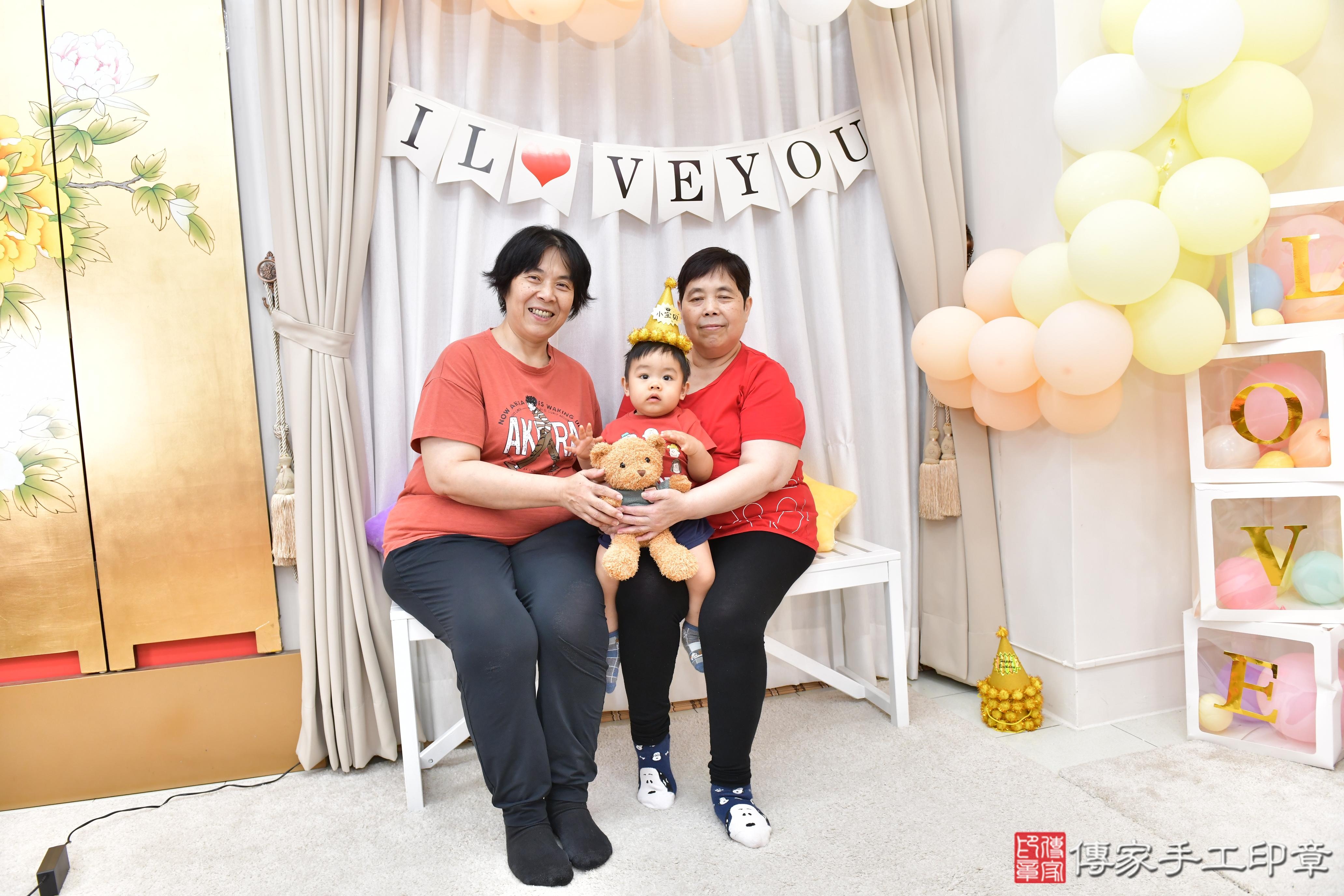 傳家手工印章高雄店、抓周、度晬、中國風會場、抓周道具物品、抓周證書、滿周歲、頡頡寶寶、高雄市、拍照、生日快樂