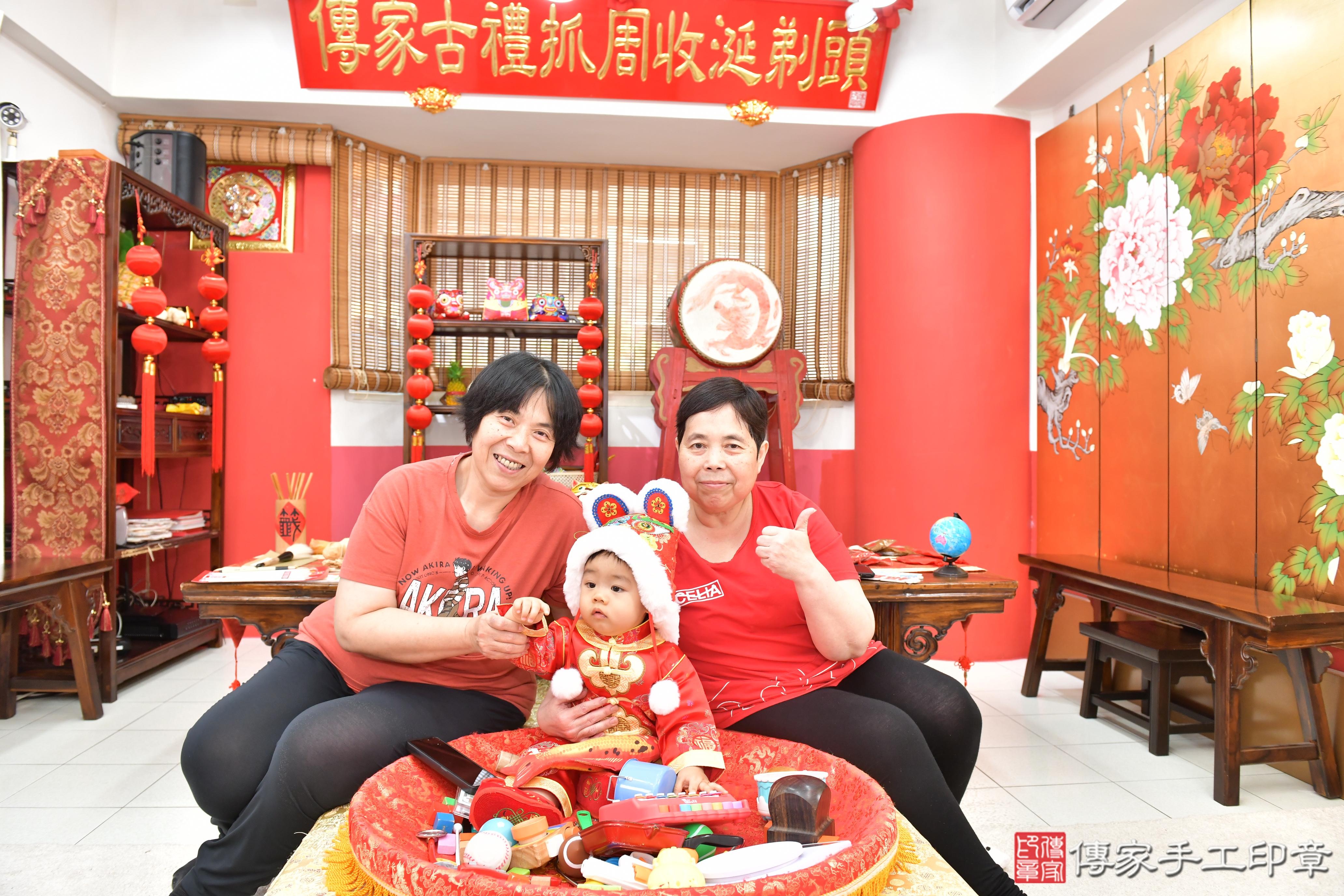 傳家手工印章高雄店、抓周、度晬、中國風會場、抓周道具物品、抓周證書、滿周歲、頡頡寶寶、高雄市、拍照、生日快樂