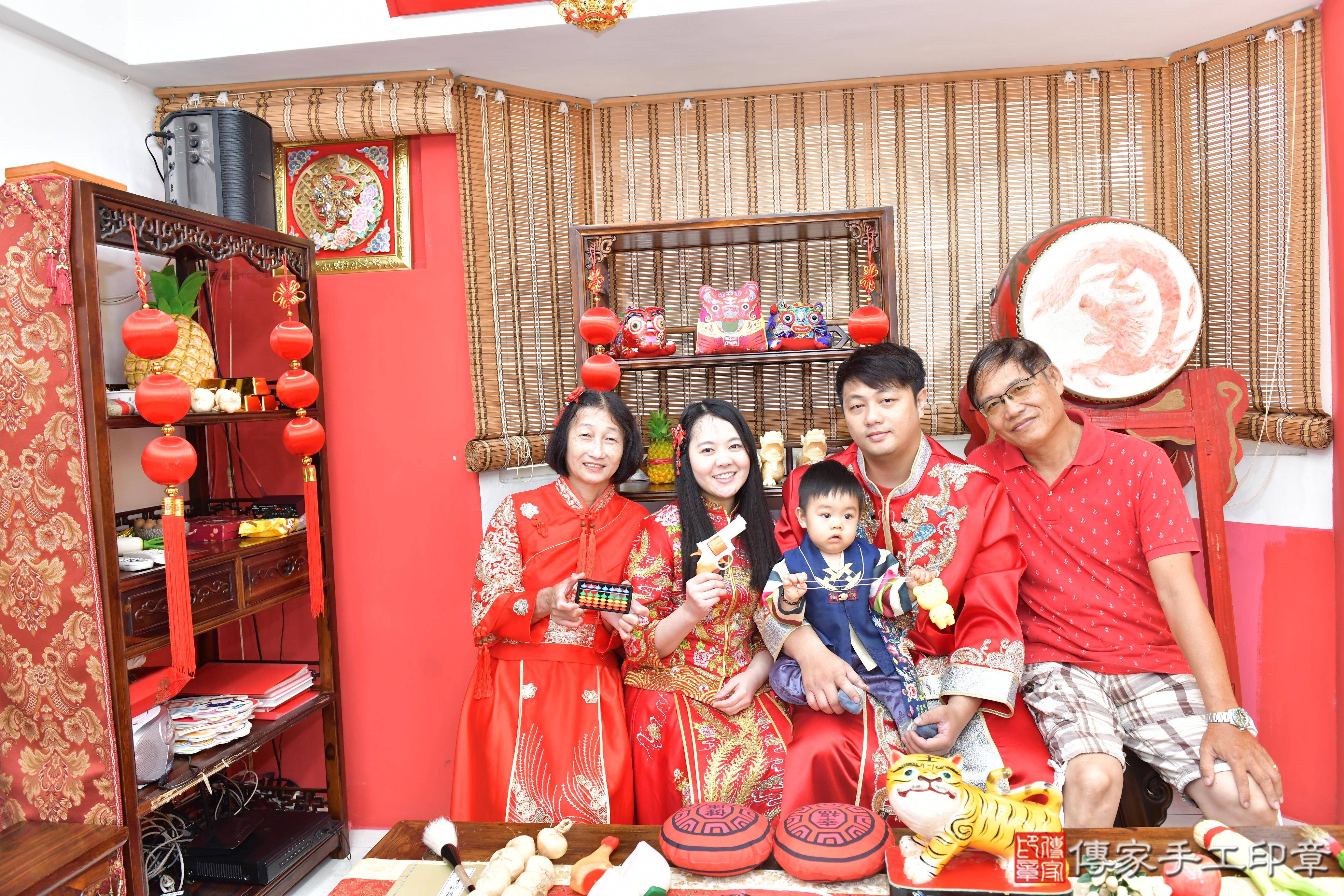 傳家手工印章高雄店、抓周、度晬、中國風會場、抓周道具物品、抓周證書、滿周歲、頡頡寶寶、高雄市、拍照、生日快樂