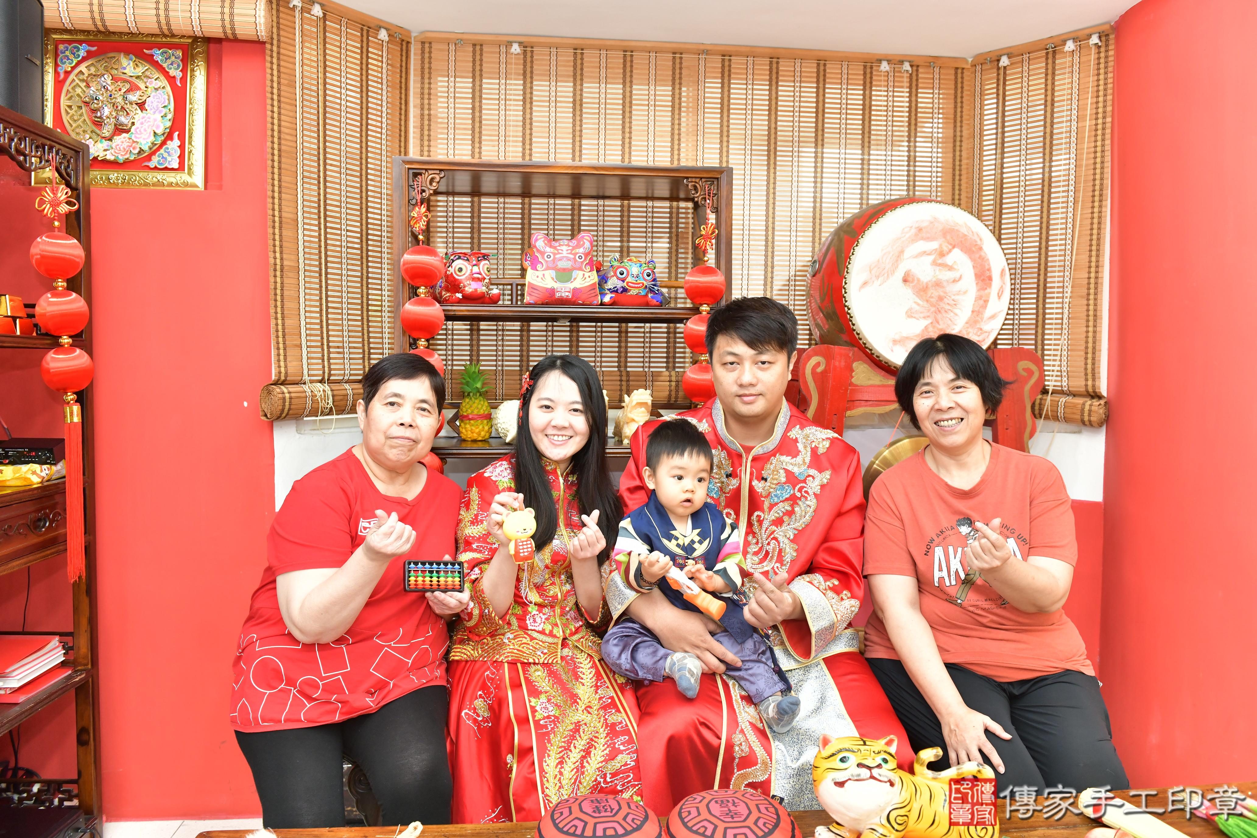 傳家手工印章高雄店、抓周、度晬、中國風會場、抓周道具物品、抓周證書、滿周歲、頡頡寶寶、高雄市、拍照、生日快樂