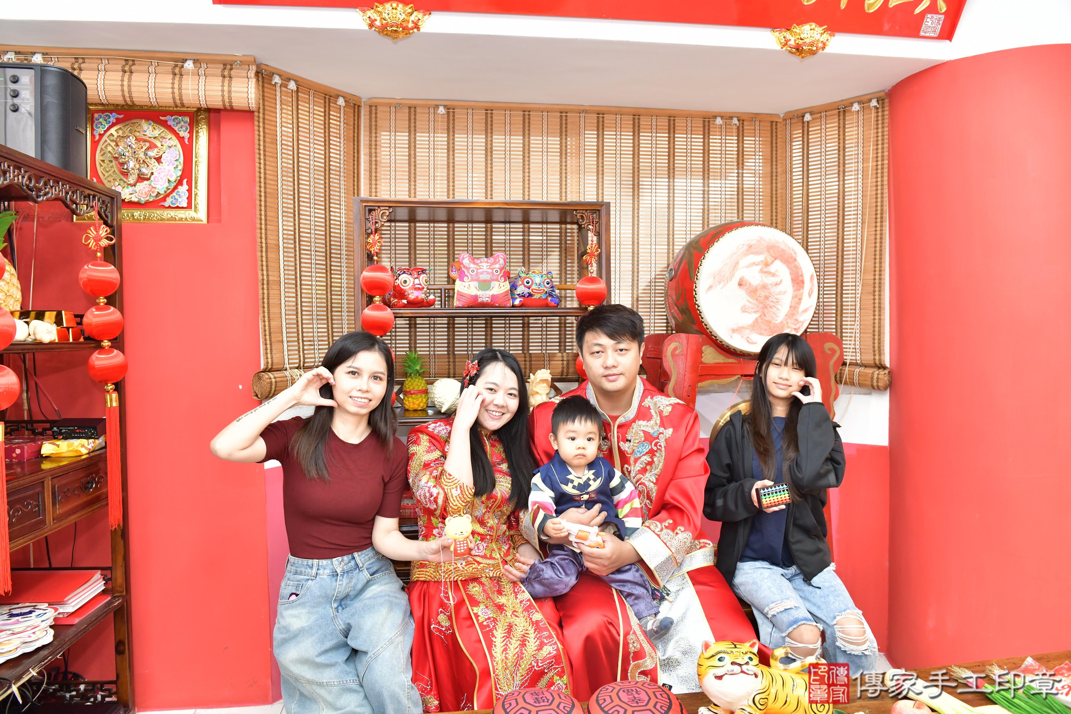 傳家手工印章高雄店、抓周、度晬、中國風會場、抓周道具物品、抓周證書、滿周歲、頡頡寶寶、高雄市、拍照、生日快樂