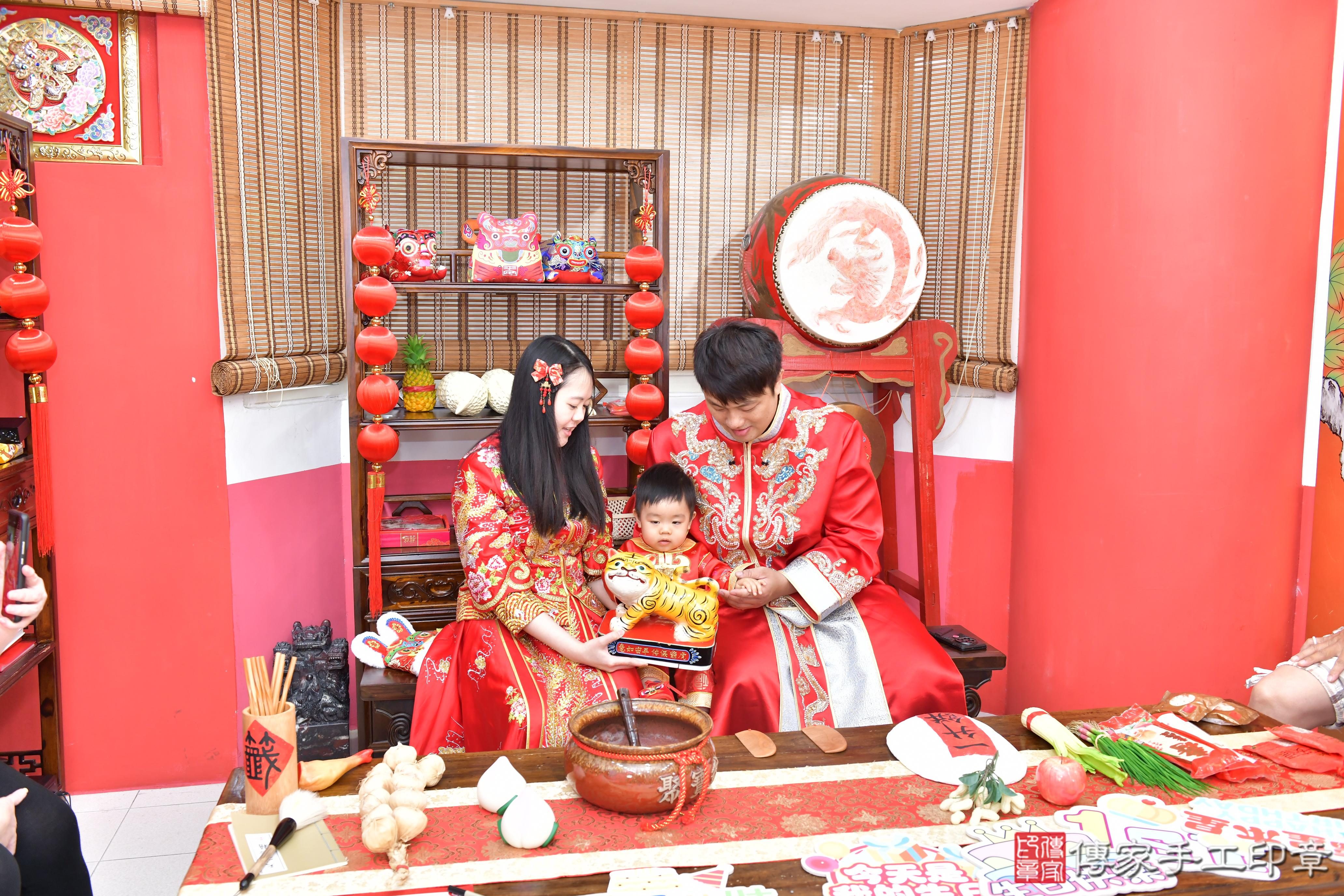 傳家手工印章高雄店、抓周、度晬、中國風會場、抓周道具物品、抓周證書、滿周歲、頡頡寶寶、高雄市、拍照、生日快樂