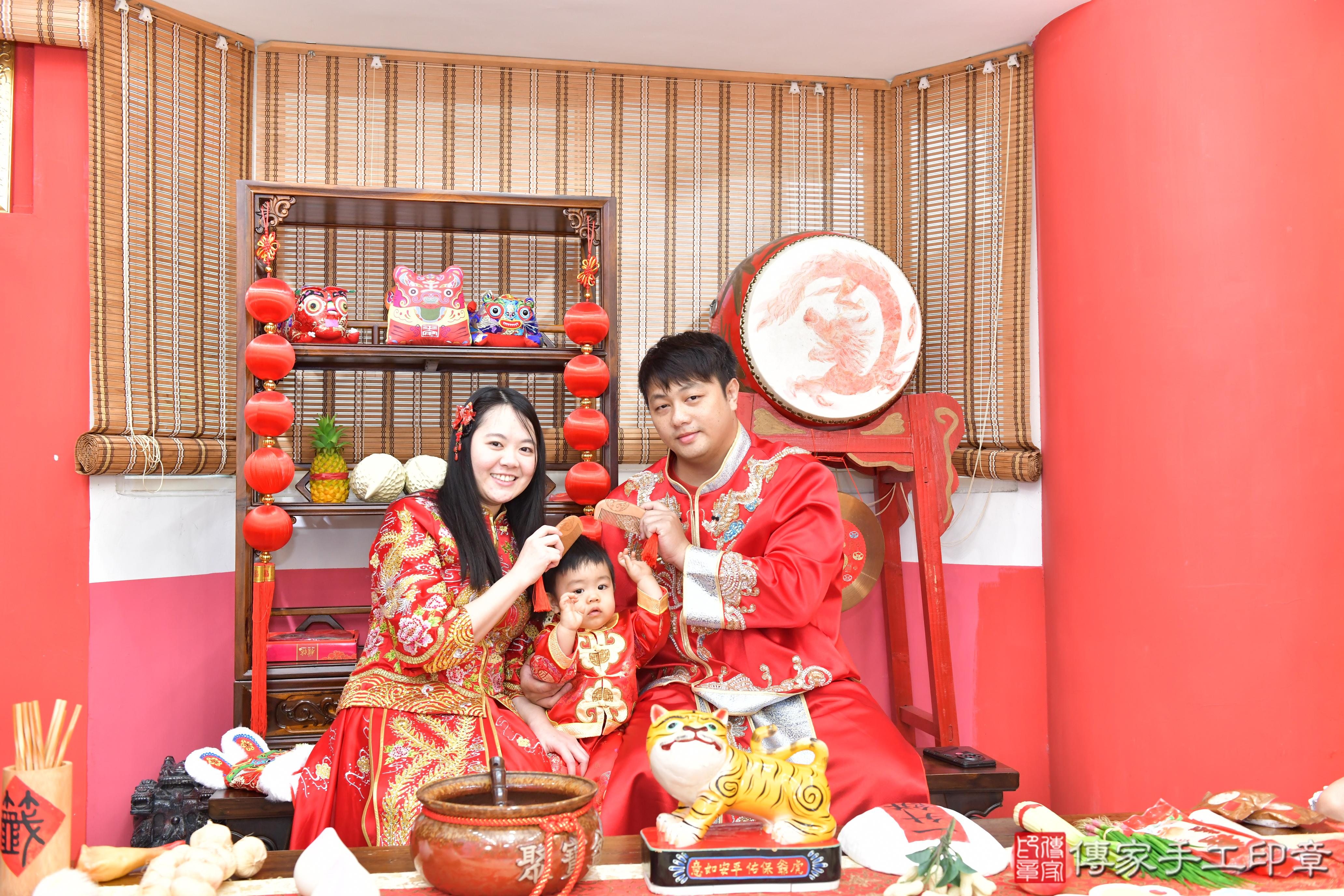 傳家手工印章高雄店、抓周、度晬、中國風會場、抓周道具物品、抓周證書、滿周歲、頡頡寶寶、高雄市、拍照、生日快樂