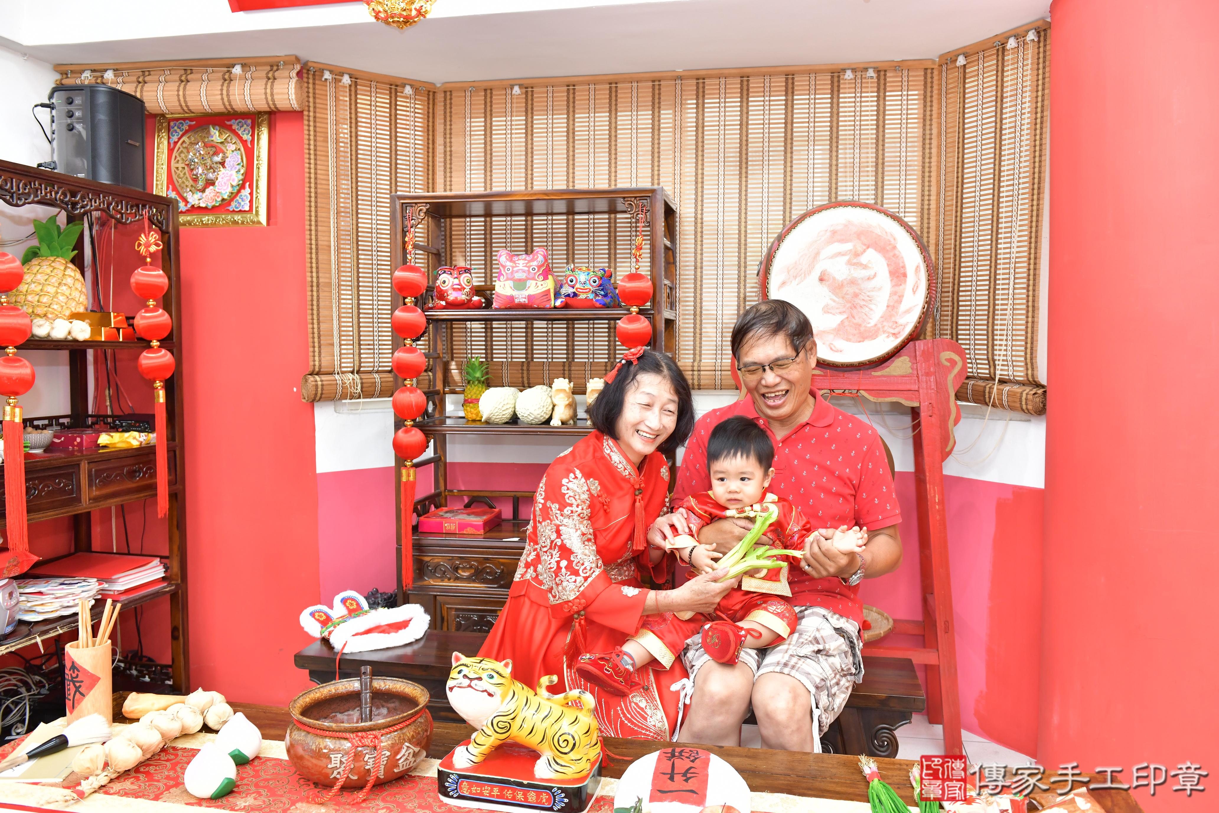 傳家手工印章高雄店、抓周、度晬、中國風會場、抓周道具物品、抓周證書、滿周歲、頡頡寶寶、高雄市、拍照、生日快樂