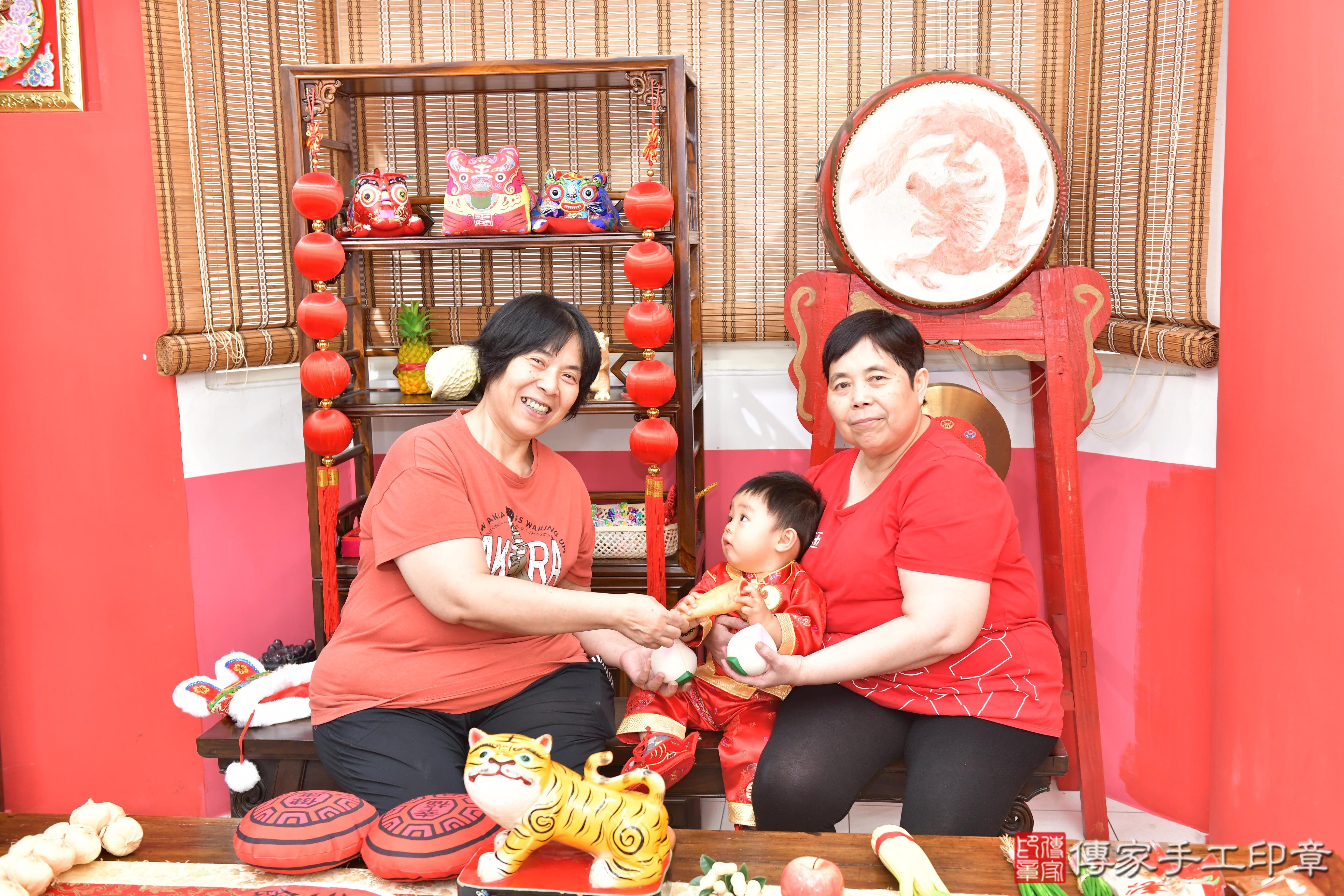 傳家手工印章高雄店、抓周、度晬、中國風會場、抓周道具物品、抓周證書、滿周歲、頡頡寶寶、高雄市、拍照、生日快樂