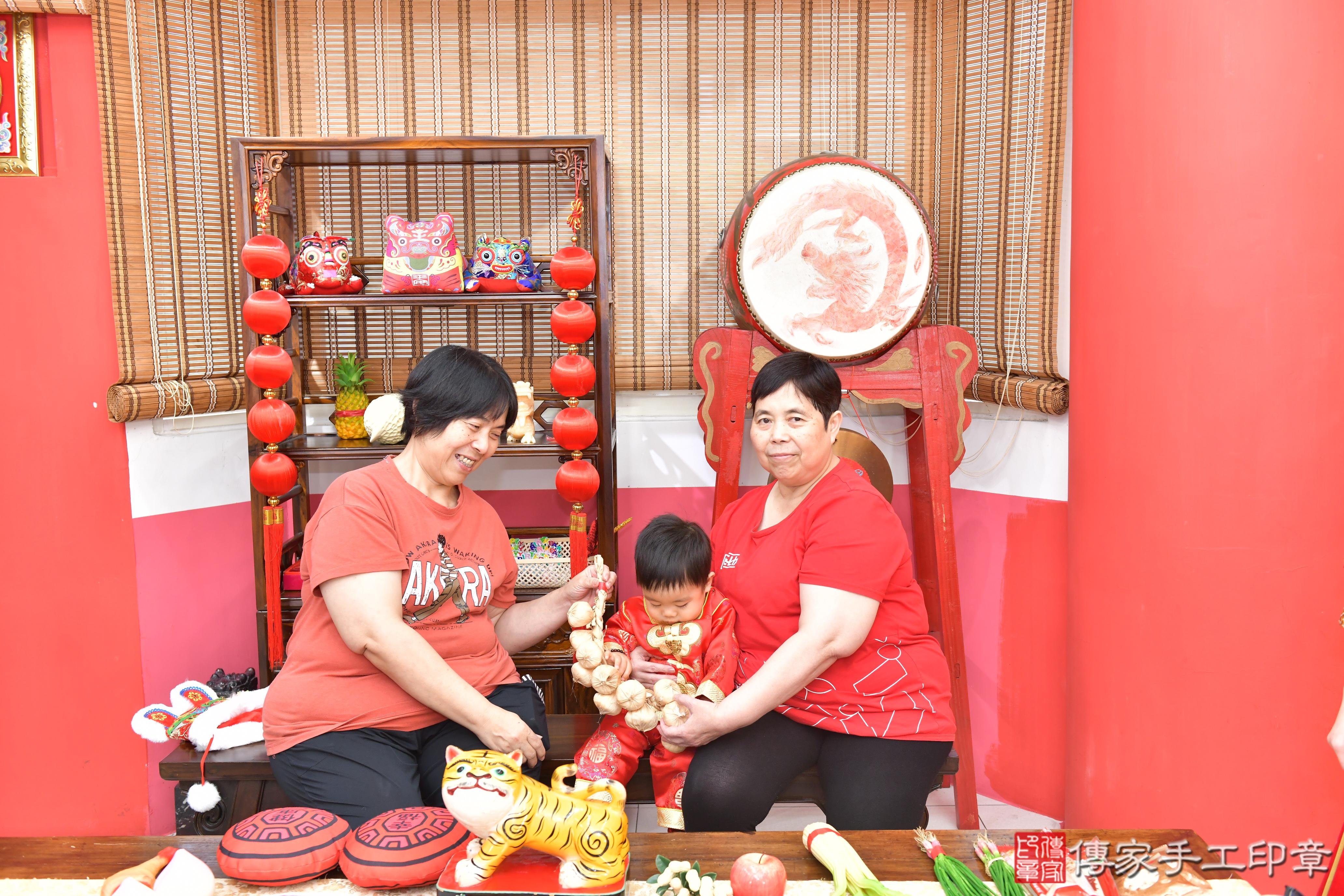 傳家手工印章高雄店、抓周、度晬、中國風會場、抓周道具物品、抓周證書、滿周歲、頡頡寶寶、高雄市、拍照、生日快樂