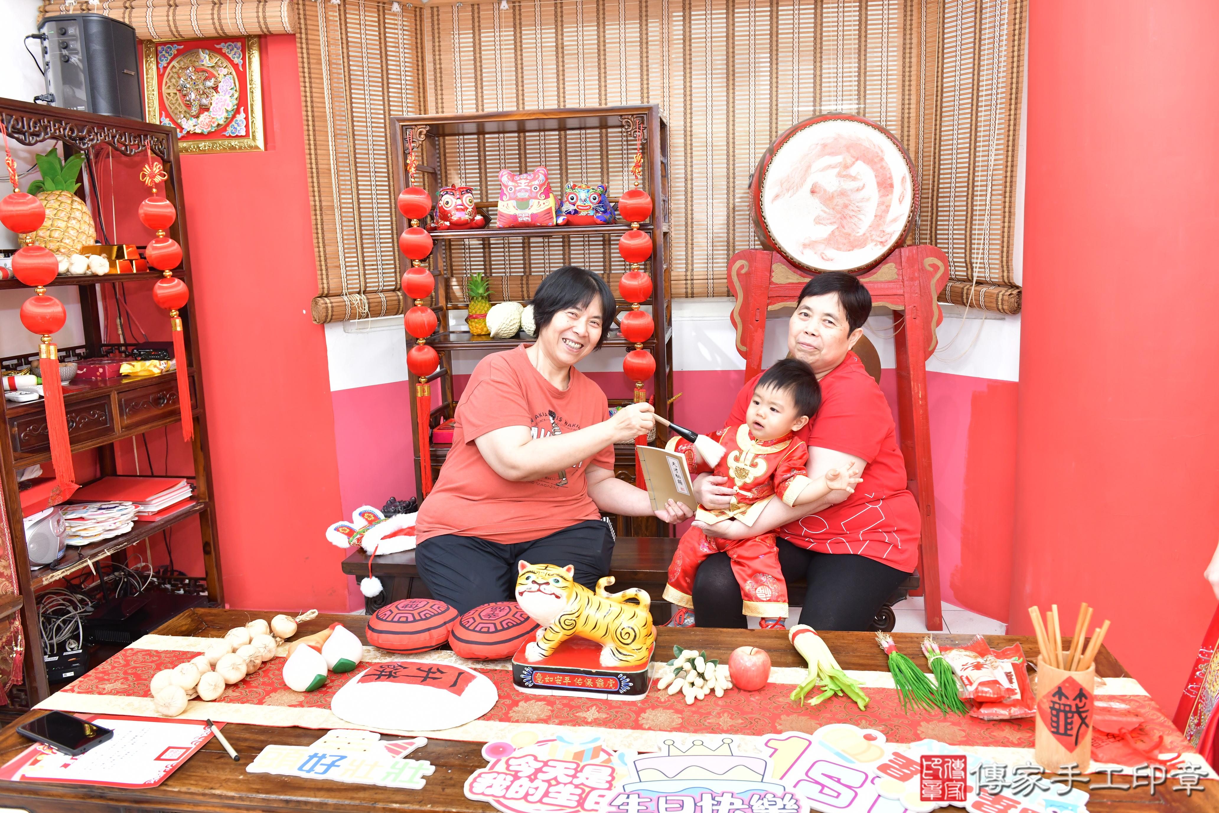 傳家手工印章高雄店、抓周、度晬、中國風會場、抓周道具物品、抓周證書、滿周歲、頡頡寶寶、高雄市、拍照、生日快樂