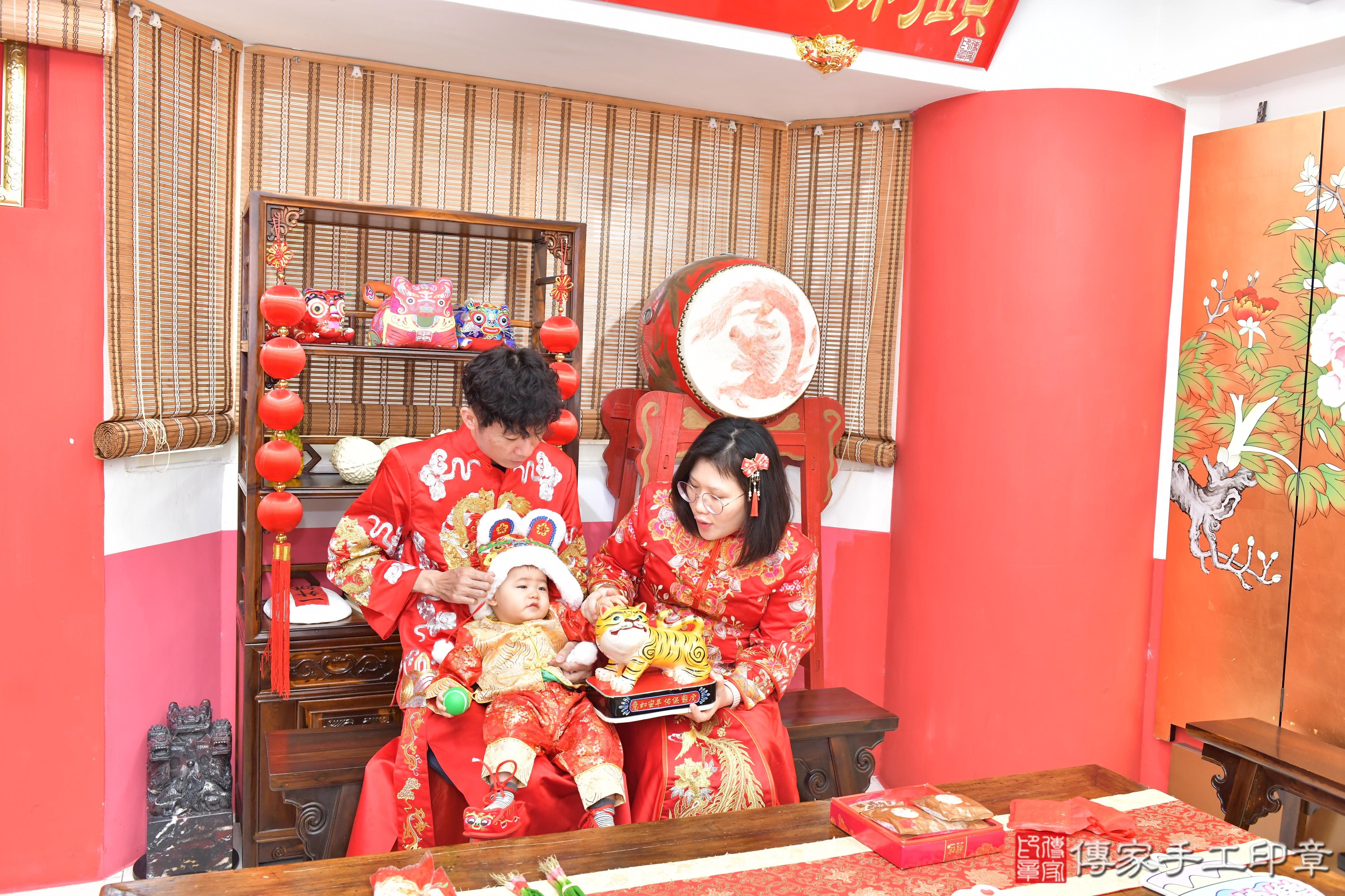 傳家手工印章高雄店、抓周、度晬、中國風會場、抓周道具物品、抓周證書、滿周歲、喆喆寶寶、高雄市、拍照、生日快樂