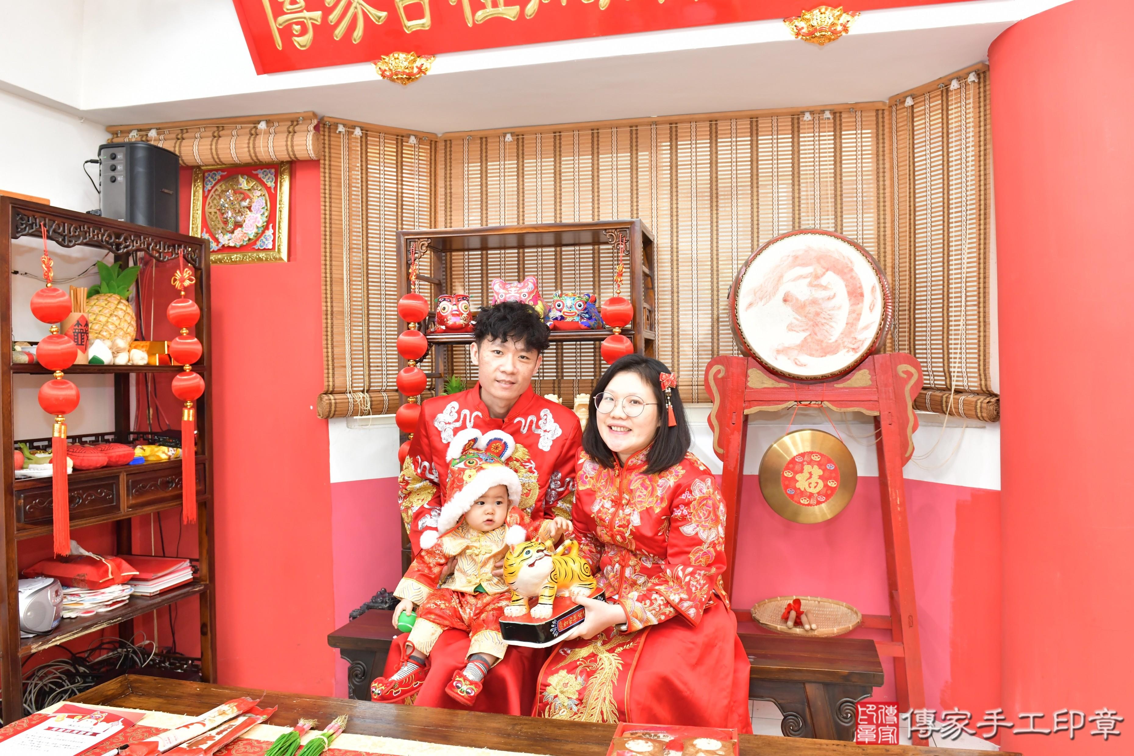 傳家手工印章高雄店、抓周、度晬、中國風會場、抓周道具物品、抓周證書、滿周歲、喆喆寶寶、高雄市、拍照、生日快樂