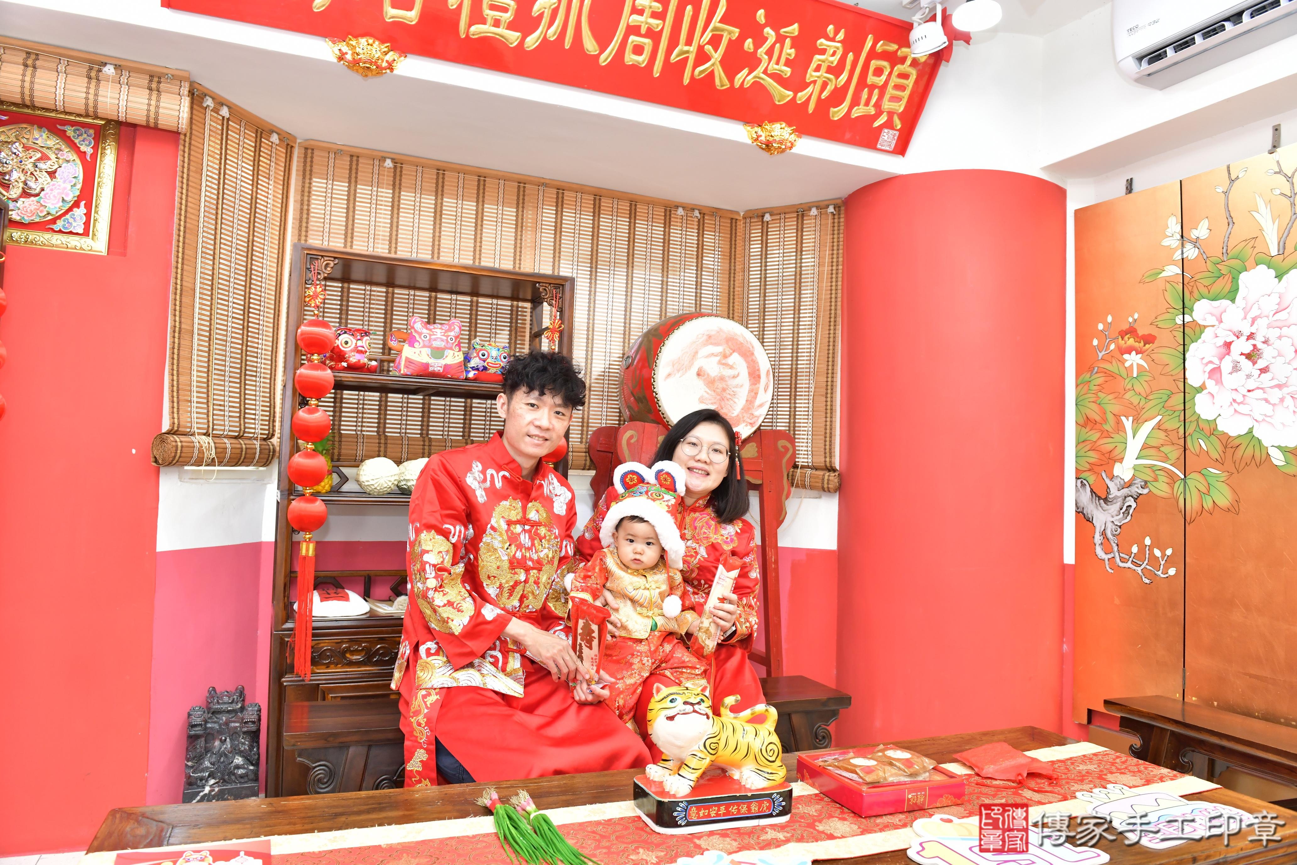 傳家手工印章高雄店、抓周、度晬、中國風會場、抓周道具物品、抓周證書、滿周歲、喆喆寶寶、高雄市、拍照、生日快樂