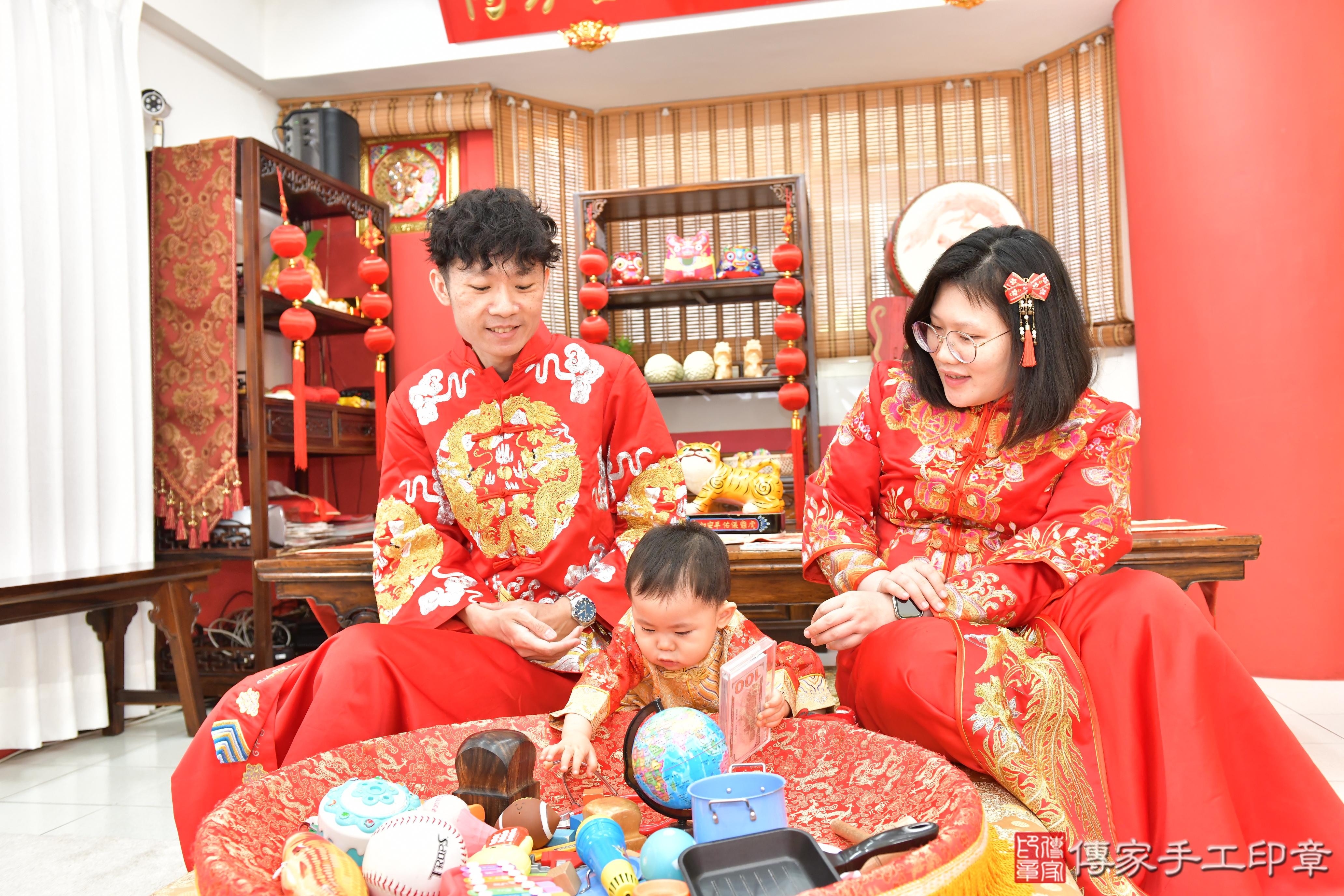 傳家手工印章高雄店、抓周、度晬、中國風會場、抓周道具物品、抓周證書、滿周歲、喆喆寶寶、高雄市、拍照、生日快樂