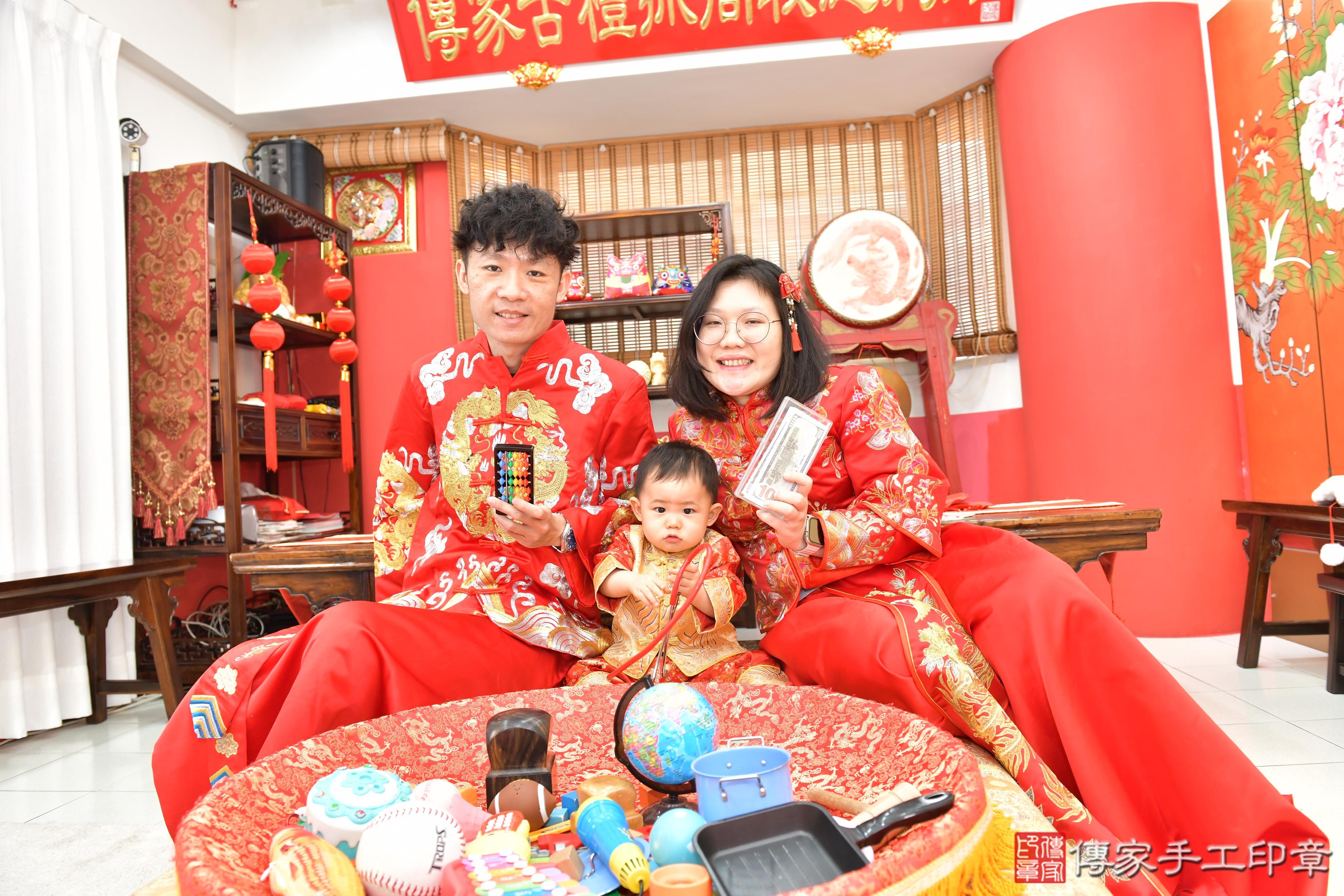 傳家手工印章高雄店、抓周、度晬、中國風會場、抓周道具物品、抓周證書、滿周歲、喆喆寶寶、高雄市、拍照、生日快樂