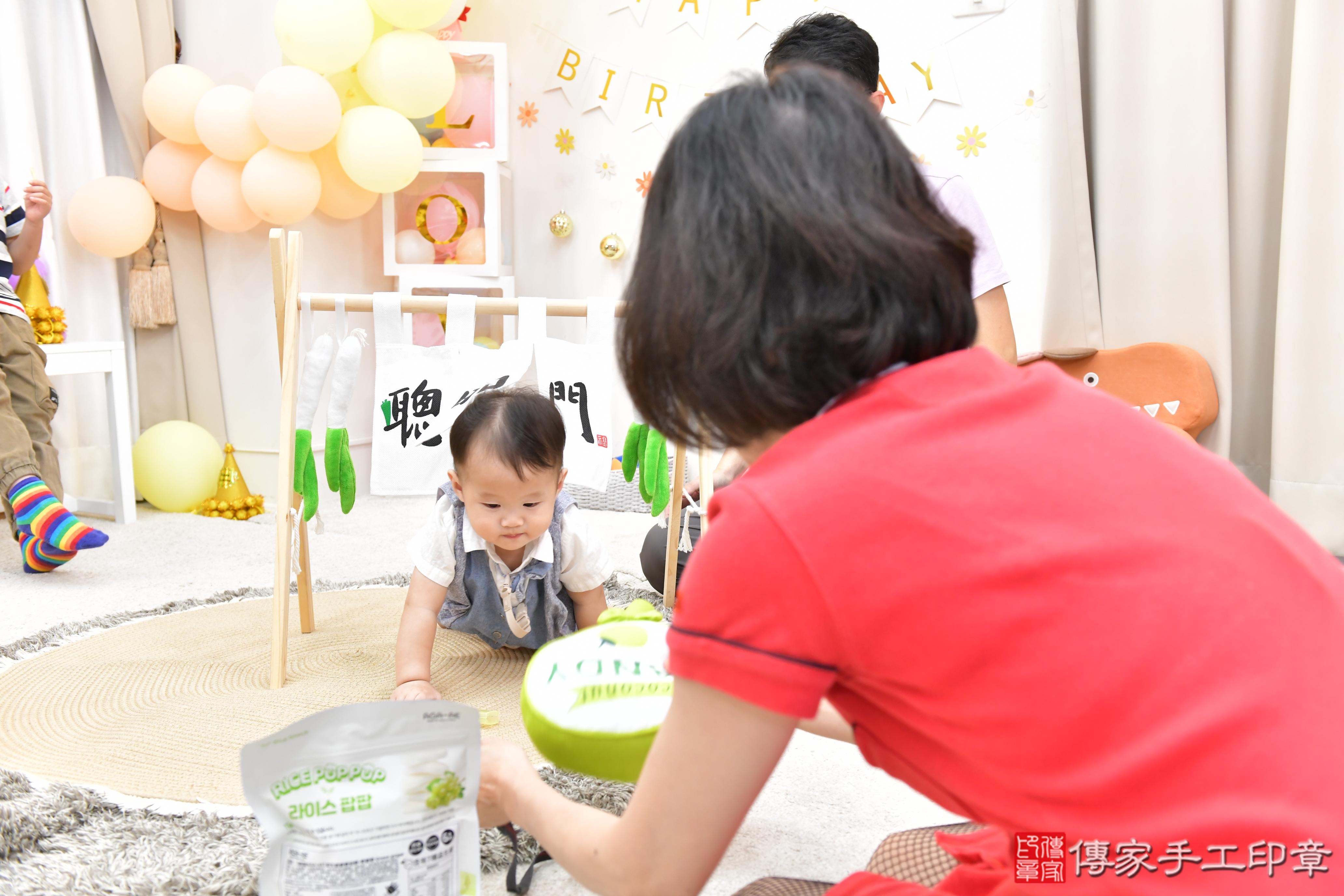 傳家手工印章高雄店、抓周、度晬、中國風會場、抓周道具物品、抓周證書、滿周歲、楷楷寶寶、高雄市、拍照、生日快樂