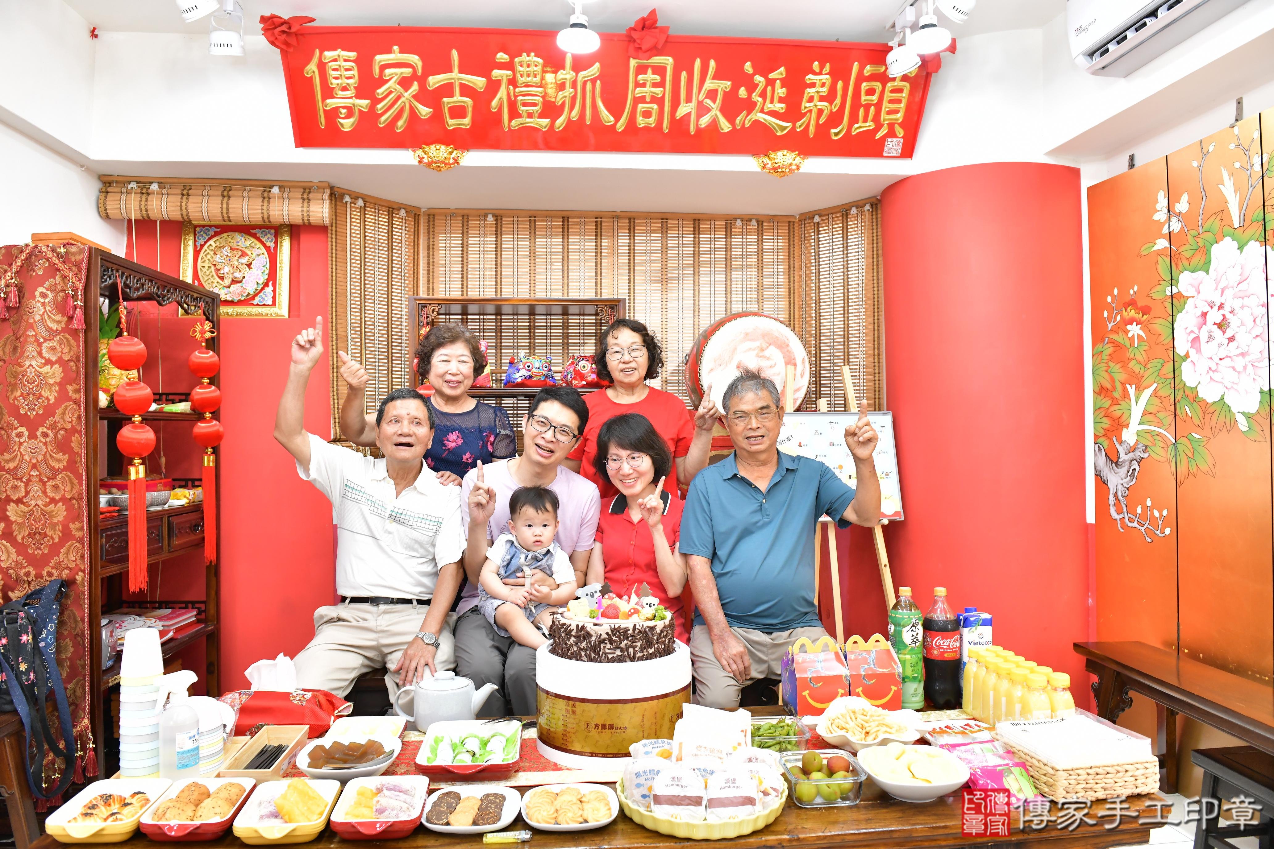 傳家手工印章高雄店、抓周、度晬、中國風會場、抓周道具物品、抓周證書、滿周歲、楷楷寶寶、高雄市、拍照、生日快樂