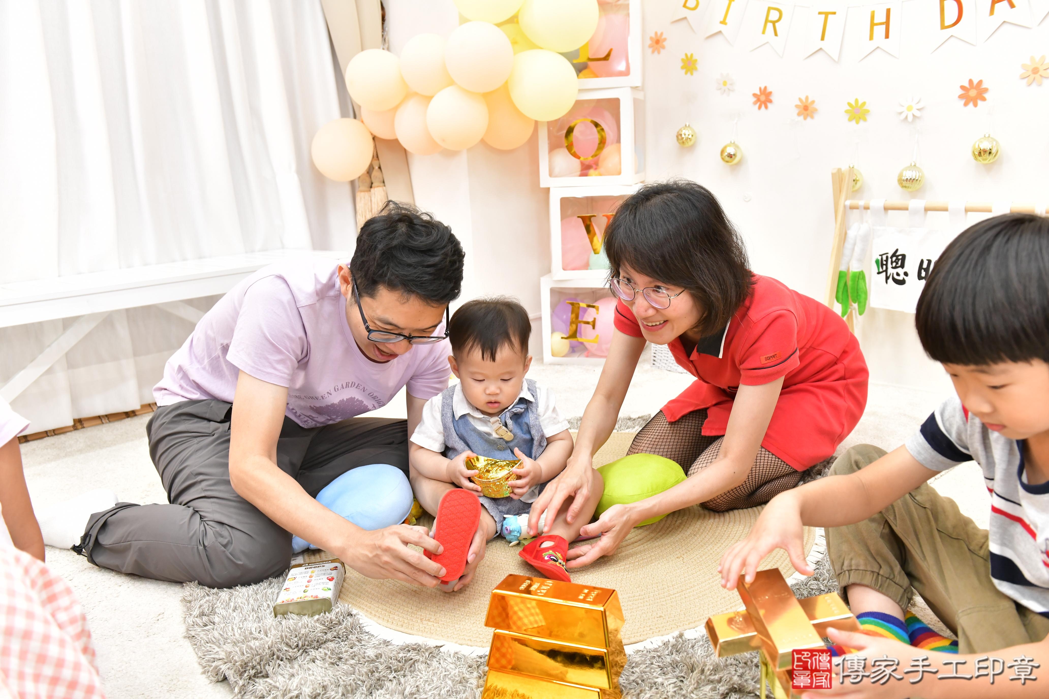 傳家手工印章高雄店、抓周、度晬、中國風會場、抓周道具物品、抓周證書、滿周歲、楷楷寶寶、高雄市、拍照、生日快樂