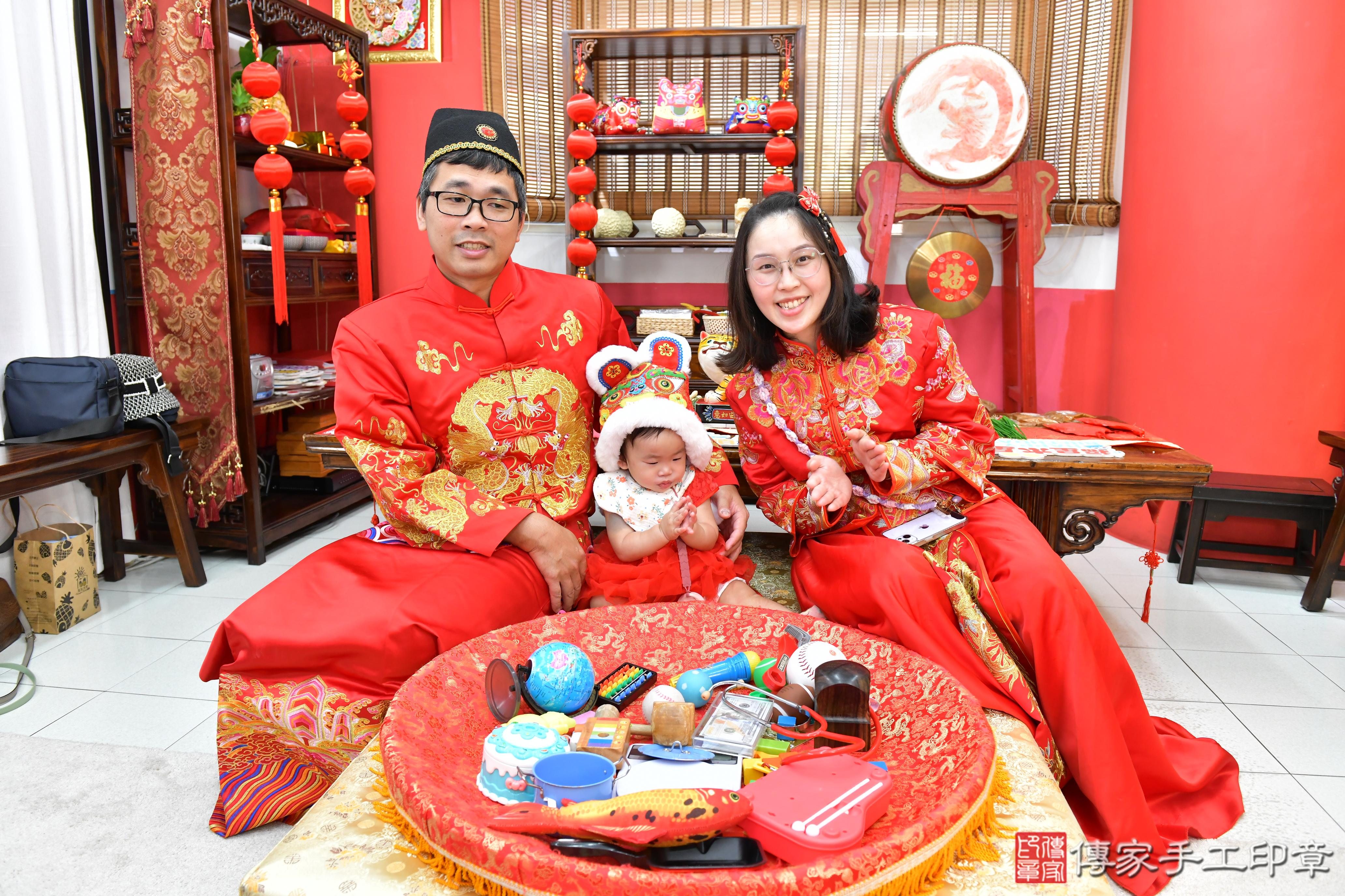 傳家手工印章高雄店、抓周、度晬、中國風會場、抓周道具物品、抓周證書、滿周歲、榕榕寶寶、高雄市、拍照、生日快樂