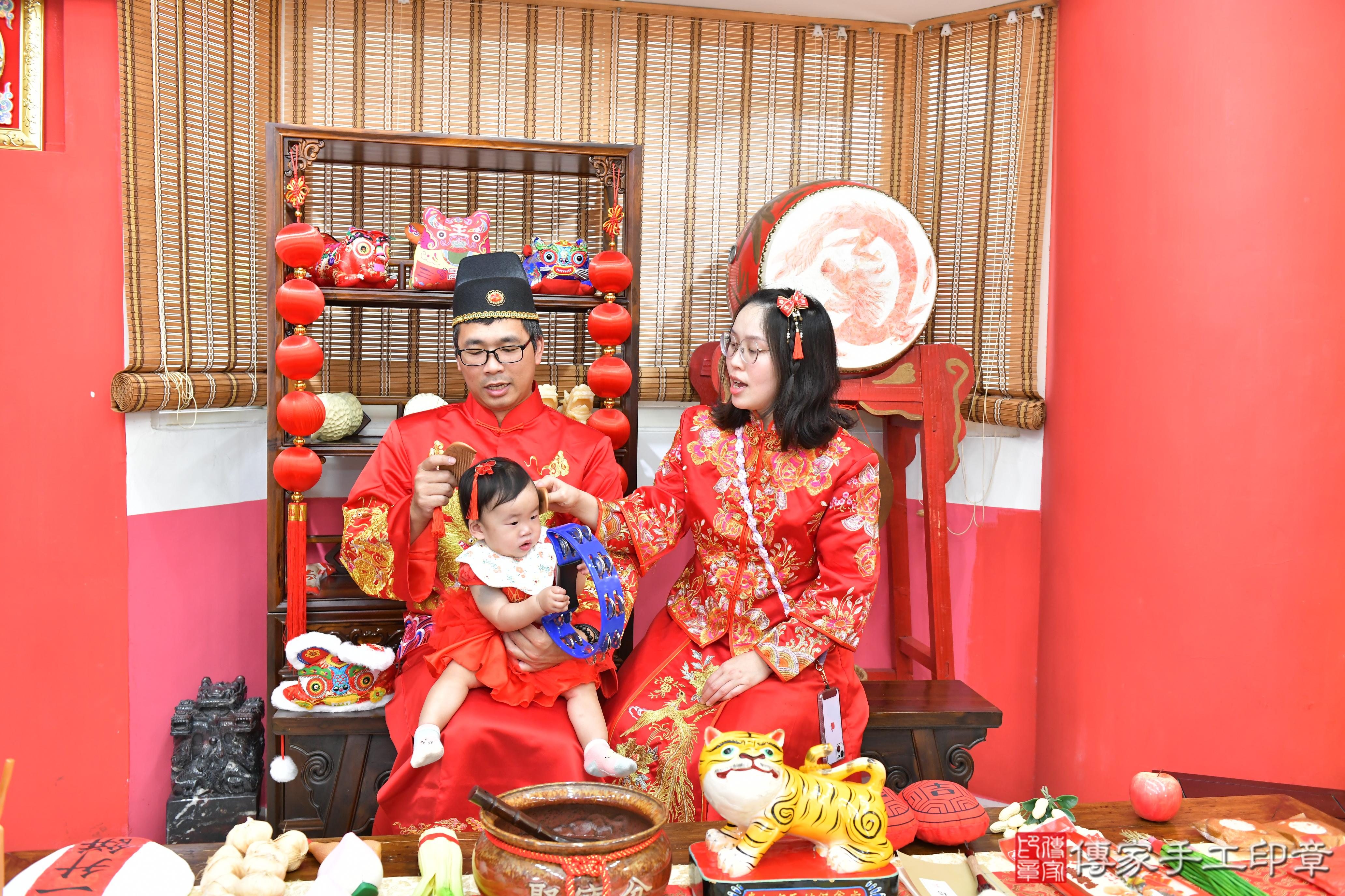 傳家手工印章高雄店、抓周、度晬、中國風會場、抓周道具物品、抓周證書、滿周歲、榕榕寶寶、高雄市、拍照、生日快樂