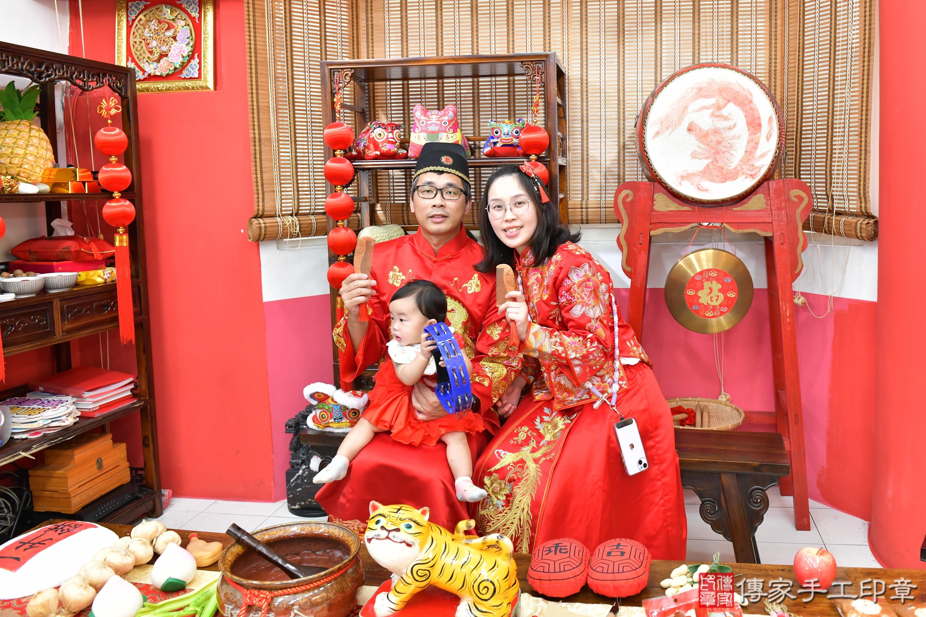 傳家手工印章高雄店、抓周、度晬、中國風會場、抓周道具物品、抓周證書、滿周歲、榕榕寶寶、高雄市、拍照、生日快樂
