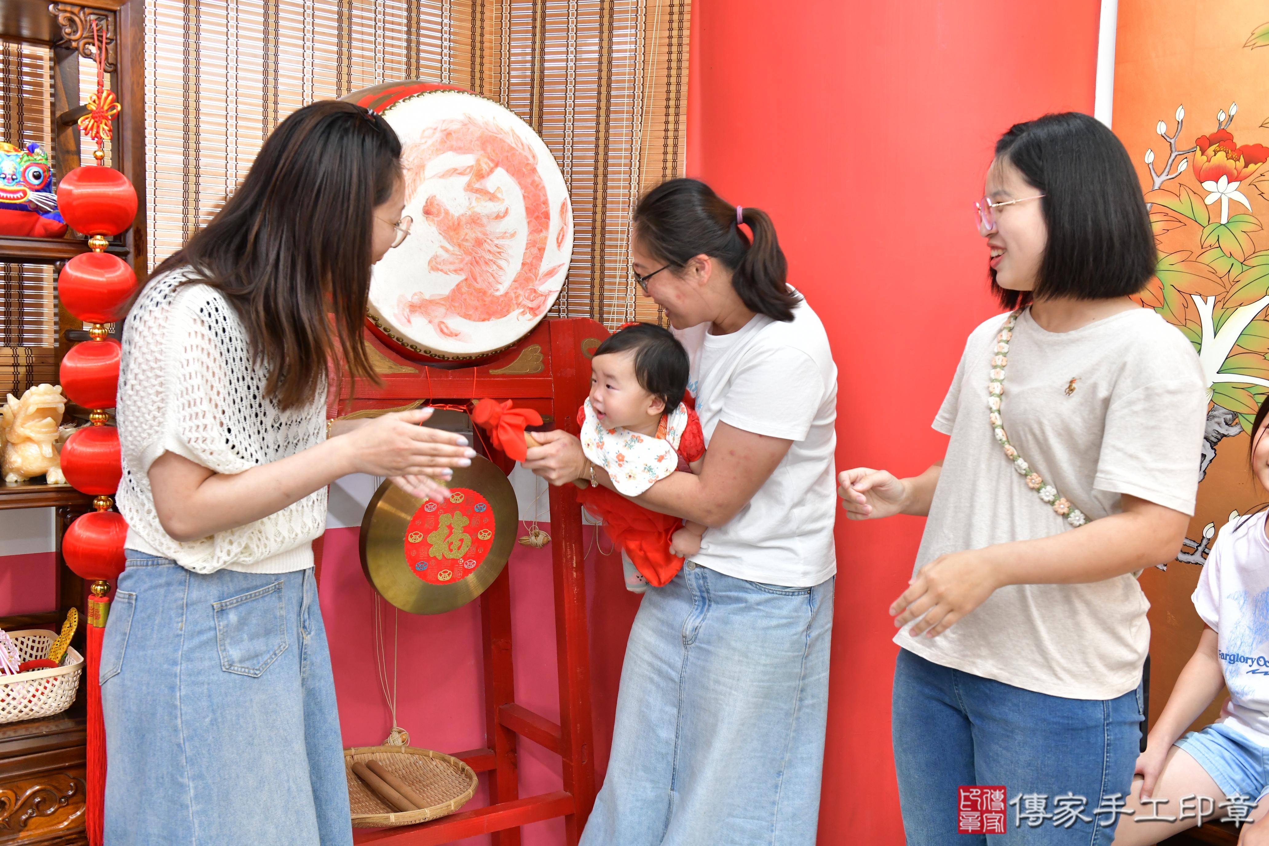 傳家手工印章高雄店、抓周、度晬、中國風會場、抓周道具物品、抓周證書、滿周歲、榕榕寶寶、高雄市、拍照、生日快樂