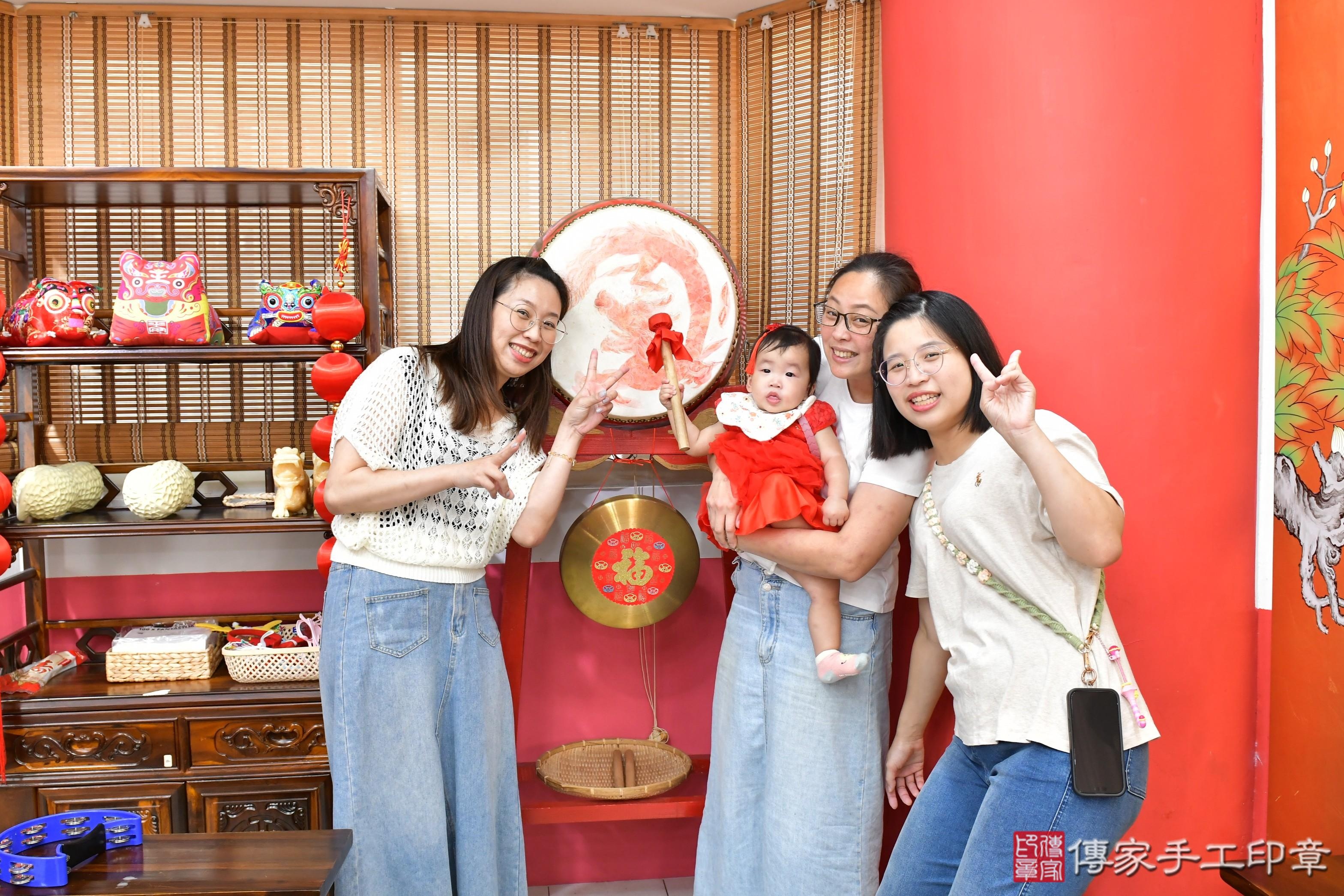 傳家手工印章高雄店、抓周、度晬、中國風會場、抓周道具物品、抓周證書、滿周歲、榕榕寶寶、高雄市、拍照、生日快樂