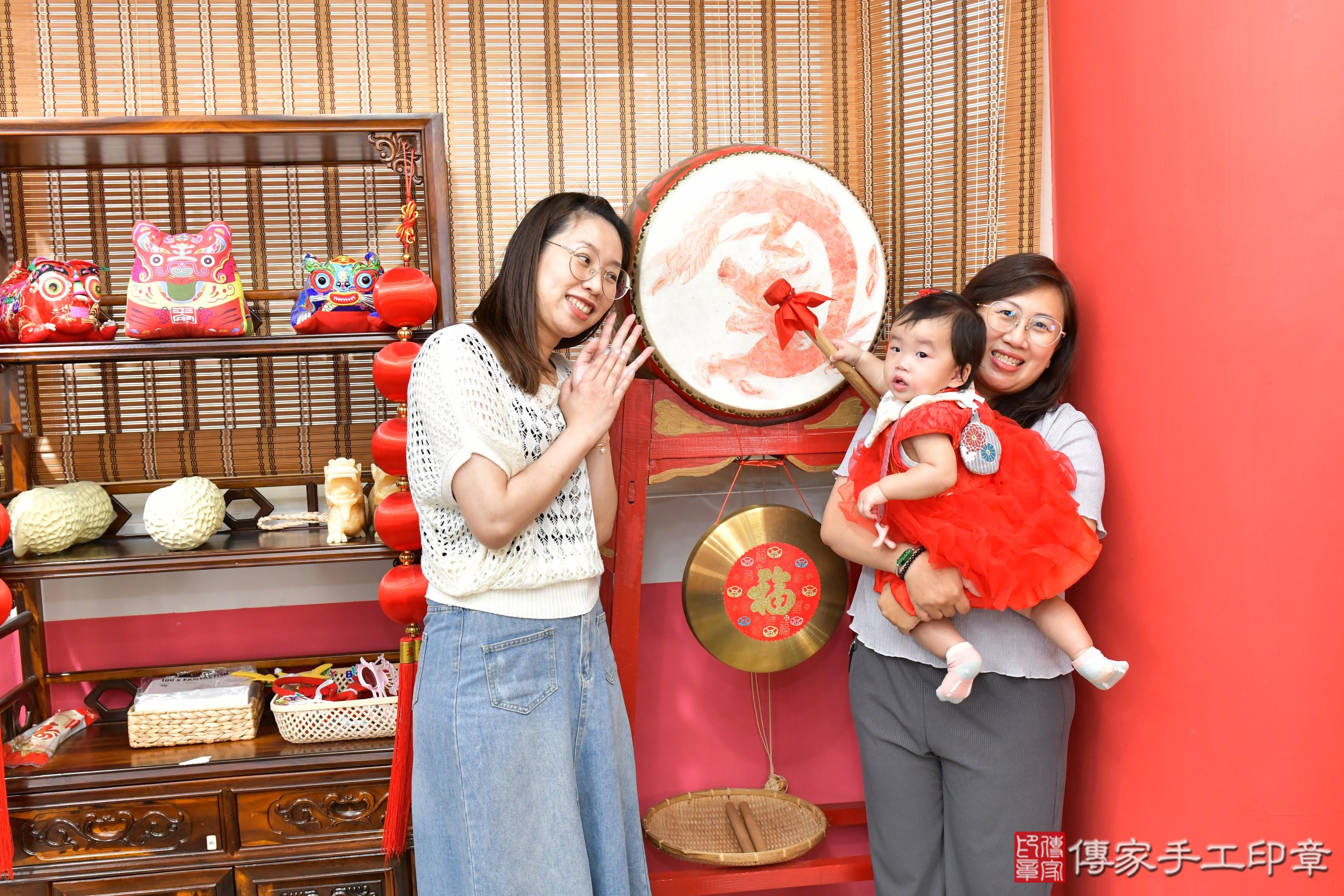 傳家手工印章高雄店、抓周、度晬、中國風會場、抓周道具物品、抓周證書、滿周歲、榕榕寶寶、高雄市、拍照、生日快樂