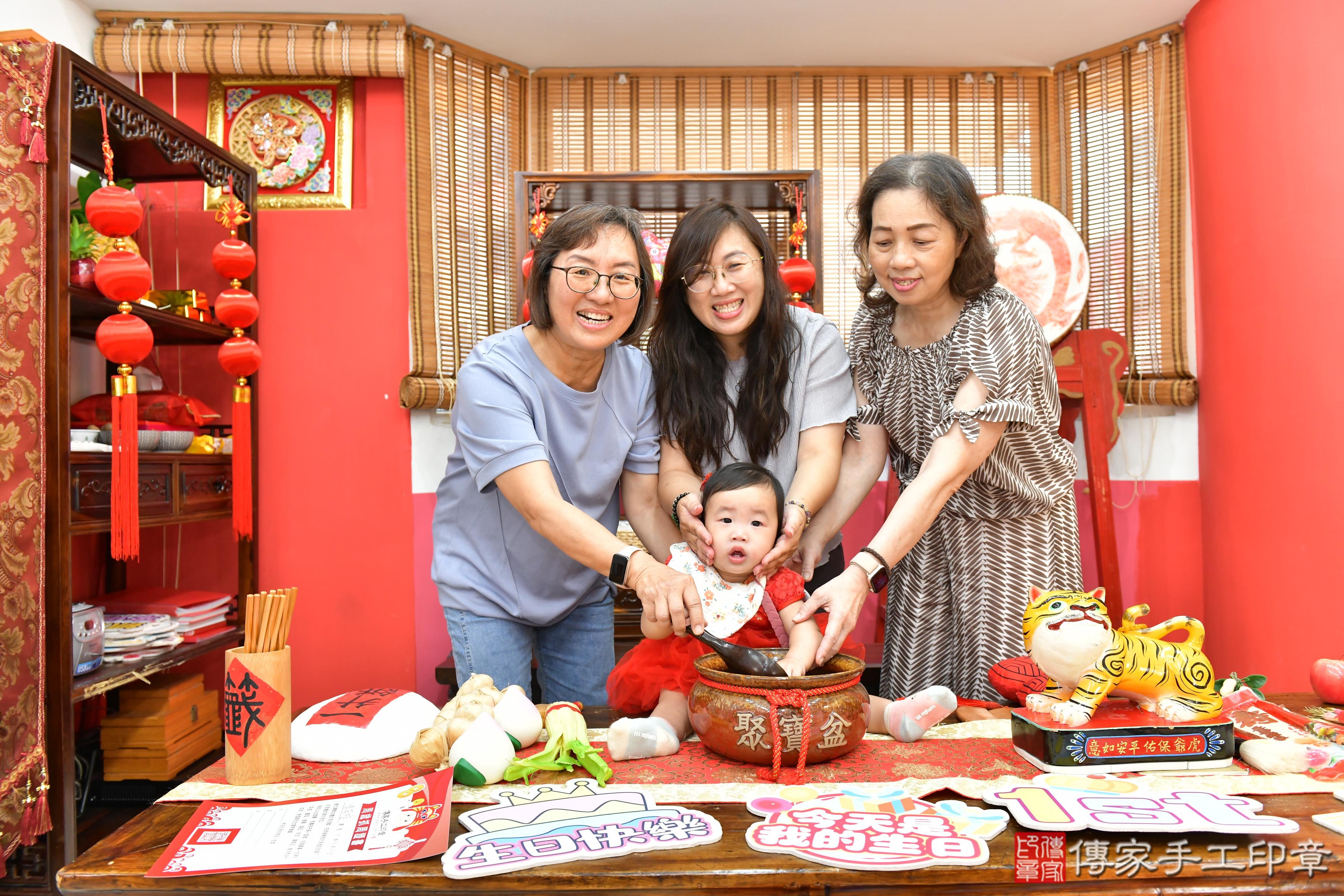 傳家手工印章高雄店、抓周、度晬、中國風會場、抓周道具物品、抓周證書、滿周歲、榕榕寶寶、高雄市、拍照、生日快樂