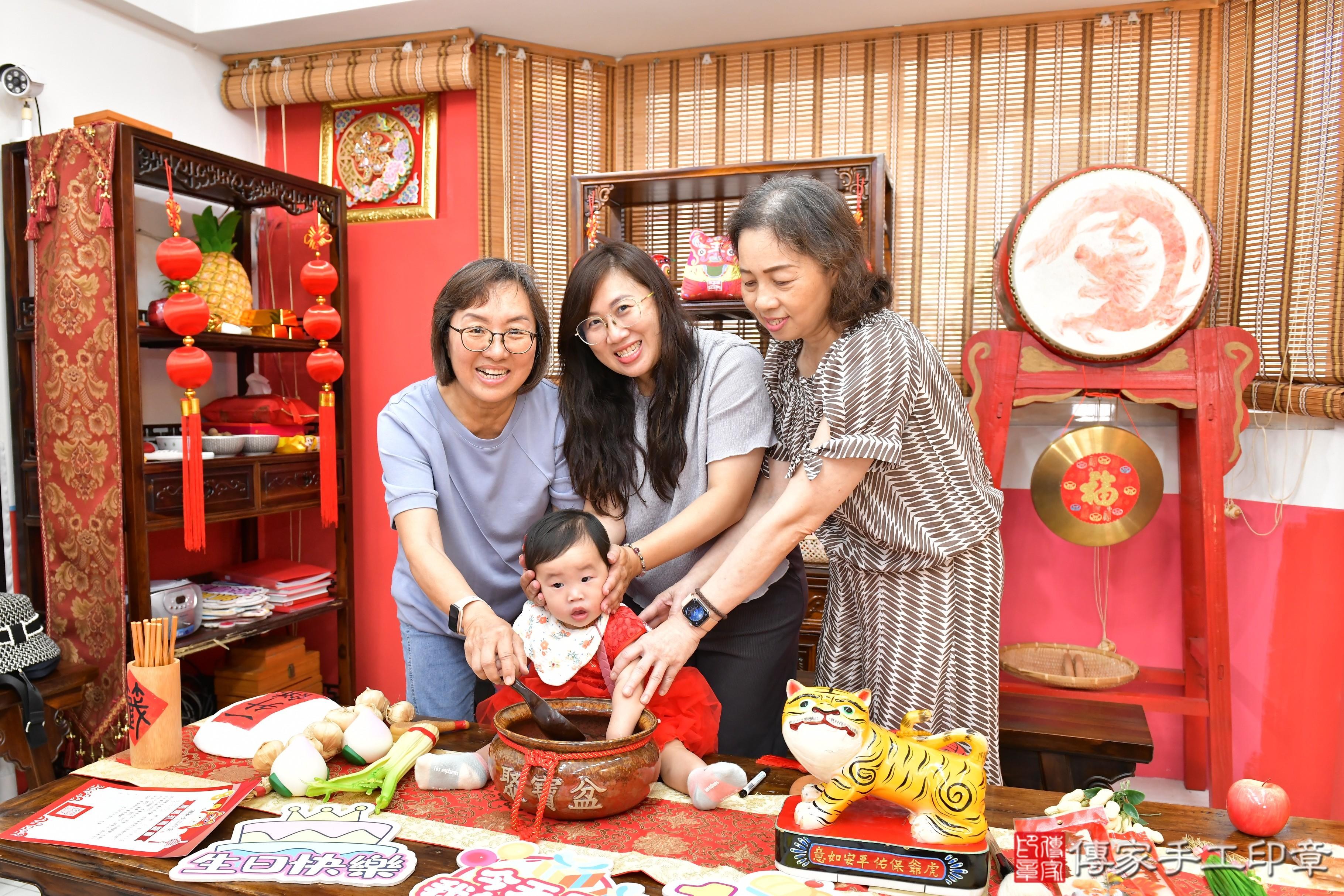 傳家手工印章高雄店、抓周、度晬、中國風會場、抓周道具物品、抓周證書、滿周歲、榕榕寶寶、高雄市、拍照、生日快樂