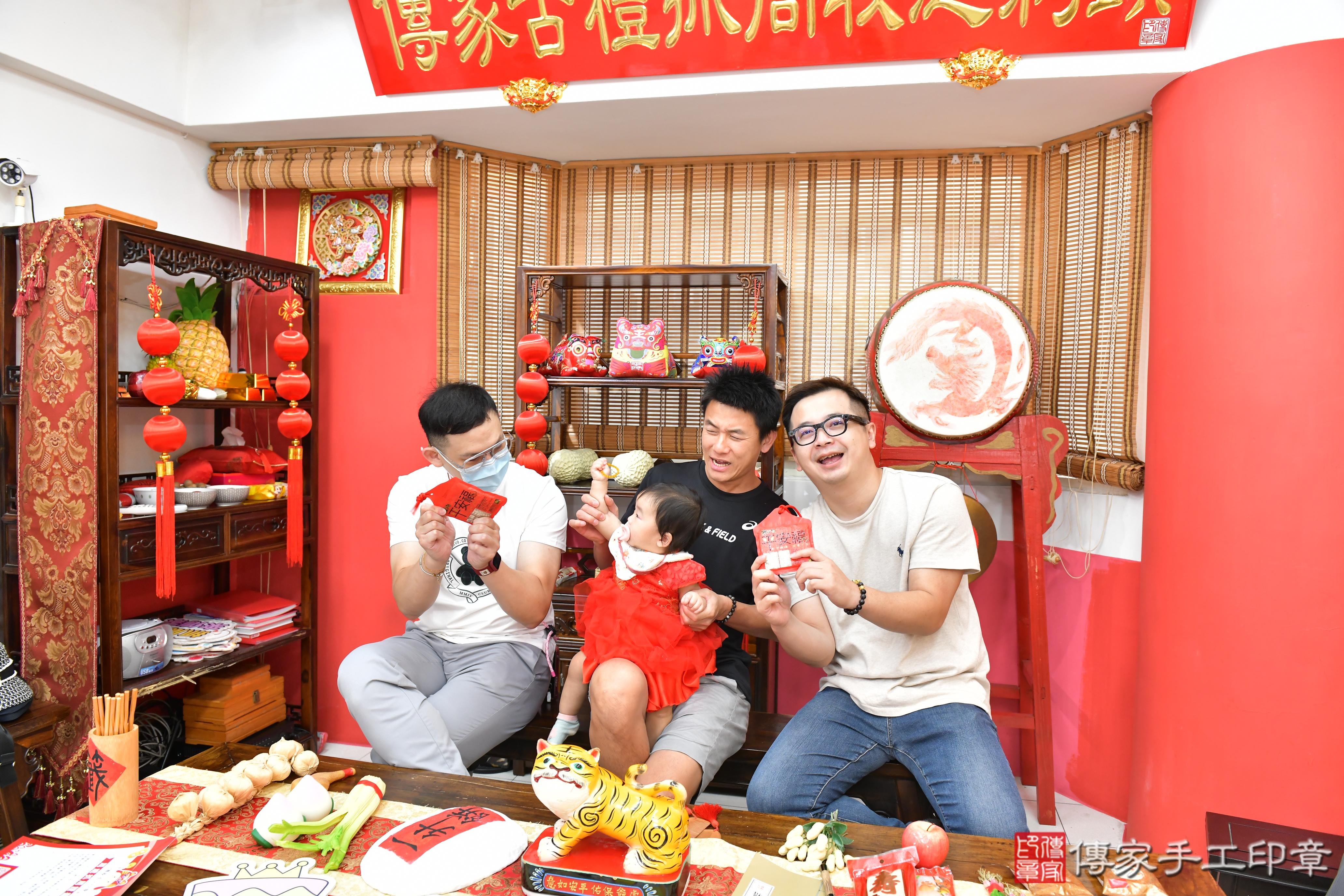 傳家手工印章高雄店、抓周、度晬、中國風會場、抓周道具物品、抓周證書、滿周歲、榕榕寶寶、高雄市、拍照、生日快樂