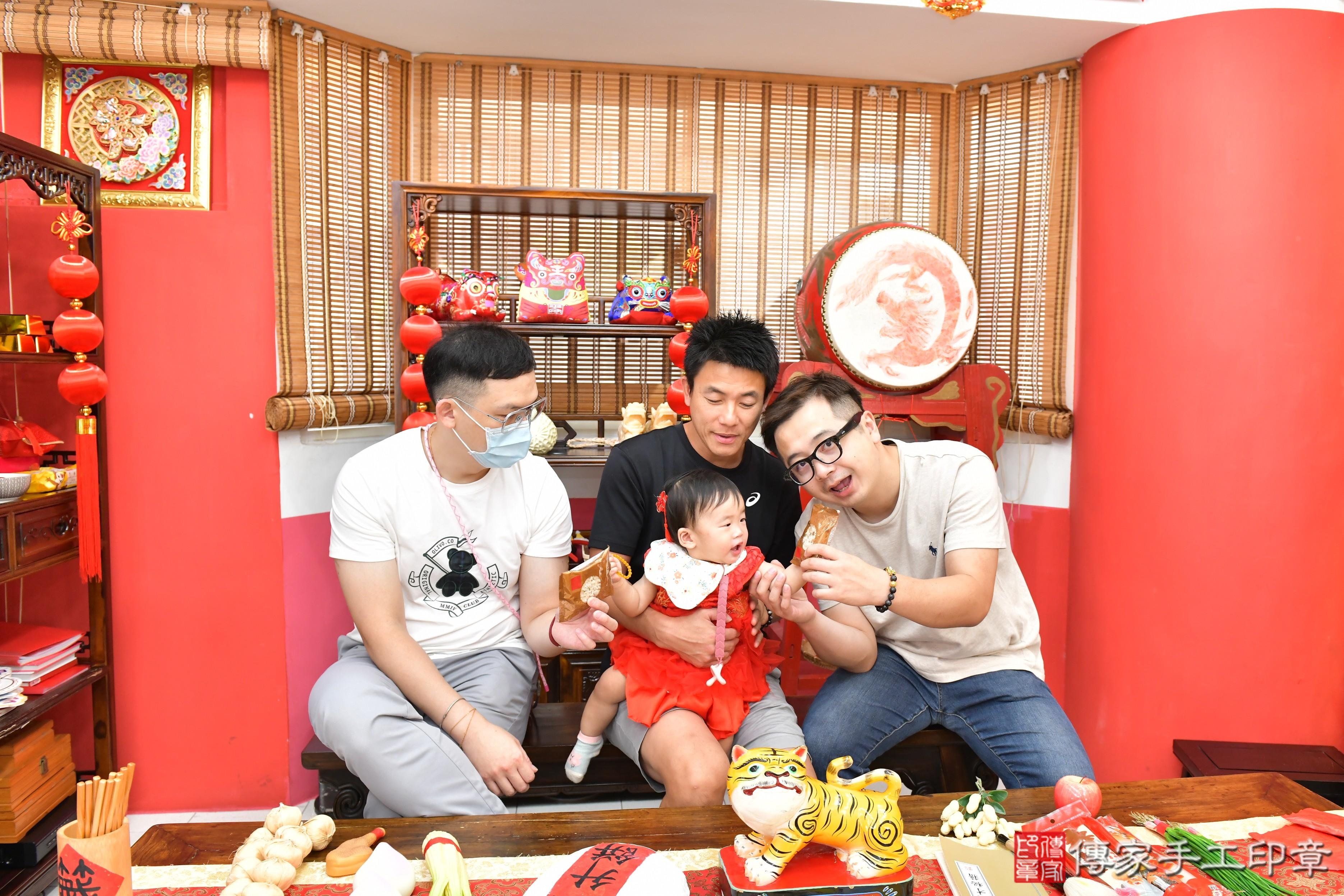傳家手工印章高雄店、抓周、度晬、中國風會場、抓周道具物品、抓周證書、滿周歲、榕榕寶寶、高雄市、拍照、生日快樂
